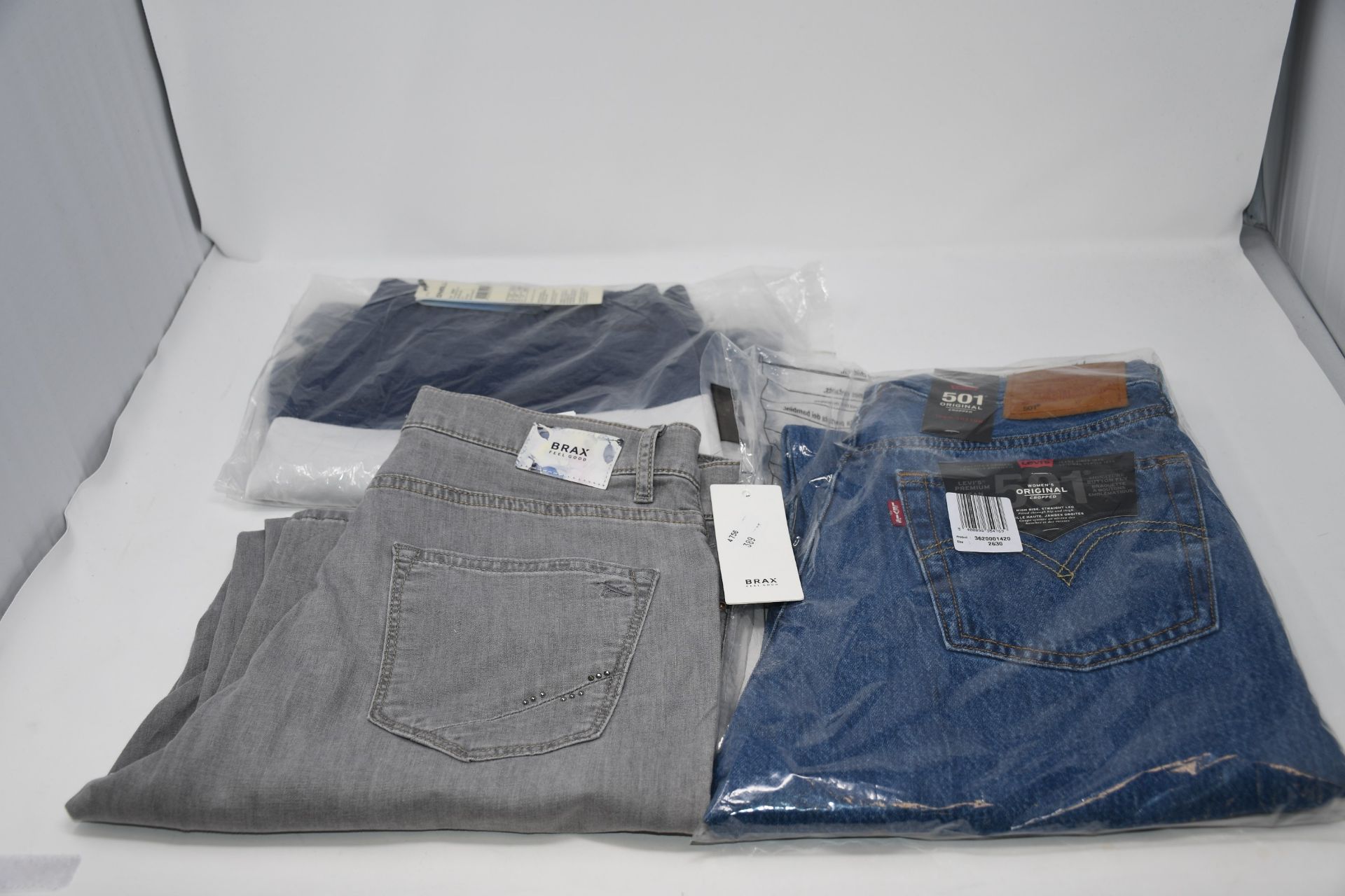 One as new O'Neill sunset shorts size M (0A3208). One as new Levi's jeans size 26/30 (3620001420).