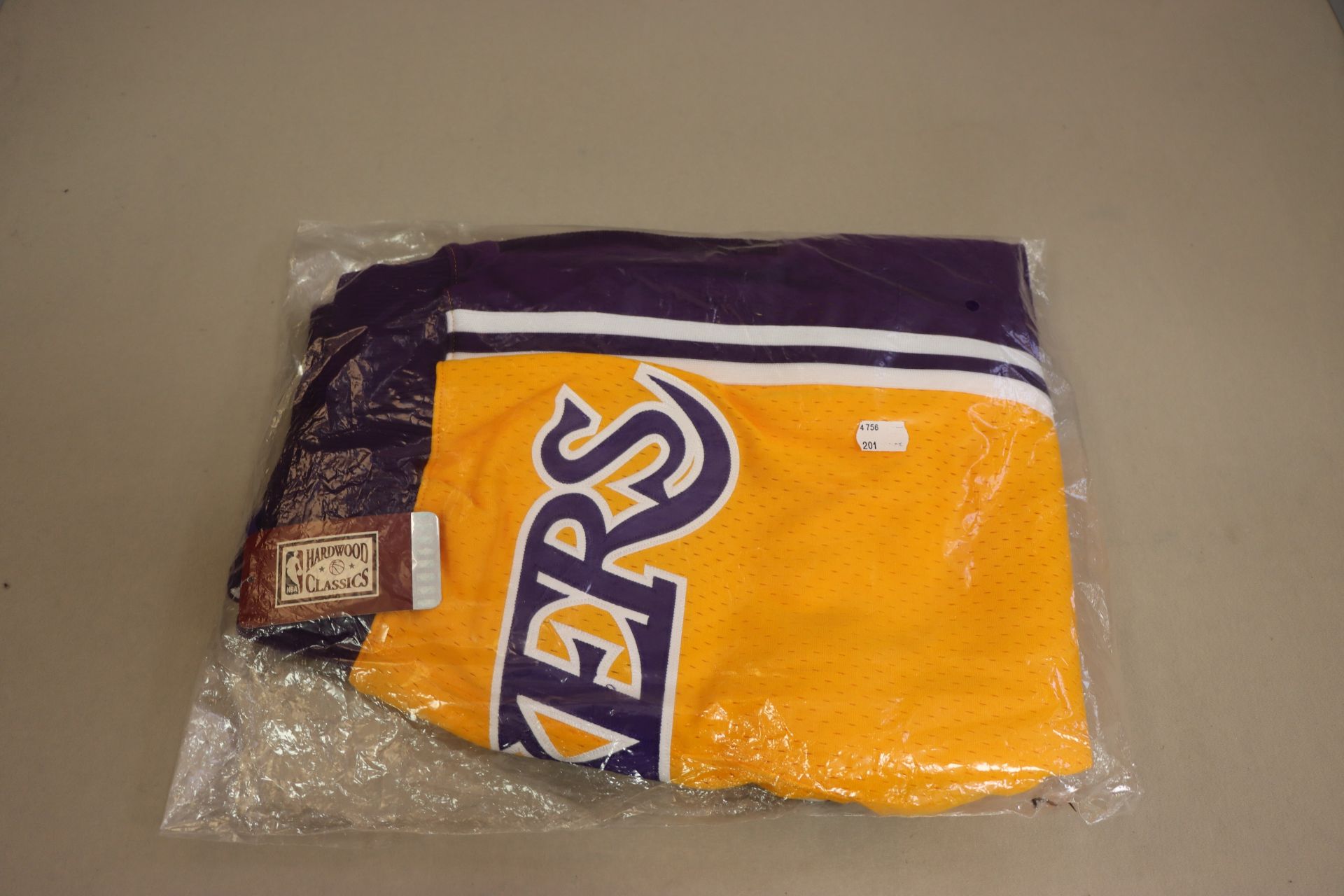 One as new Los Angeles Lakers Shorts size M (SHORNG18047-LALGOLD96).