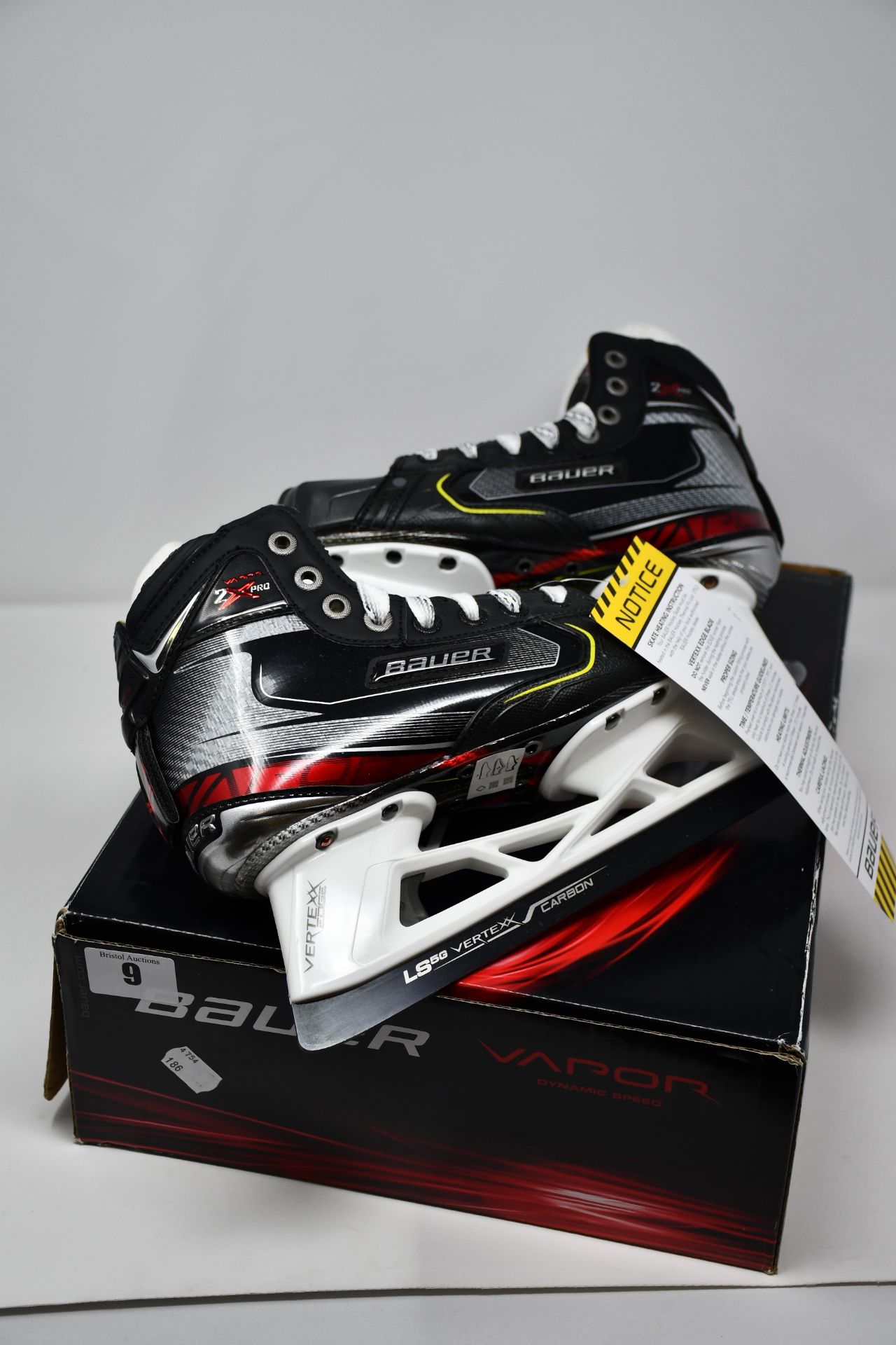 A pair of childrens as new pair of BAUER Vapor 2X Pro Goal Skate size 4.5 (1054820).