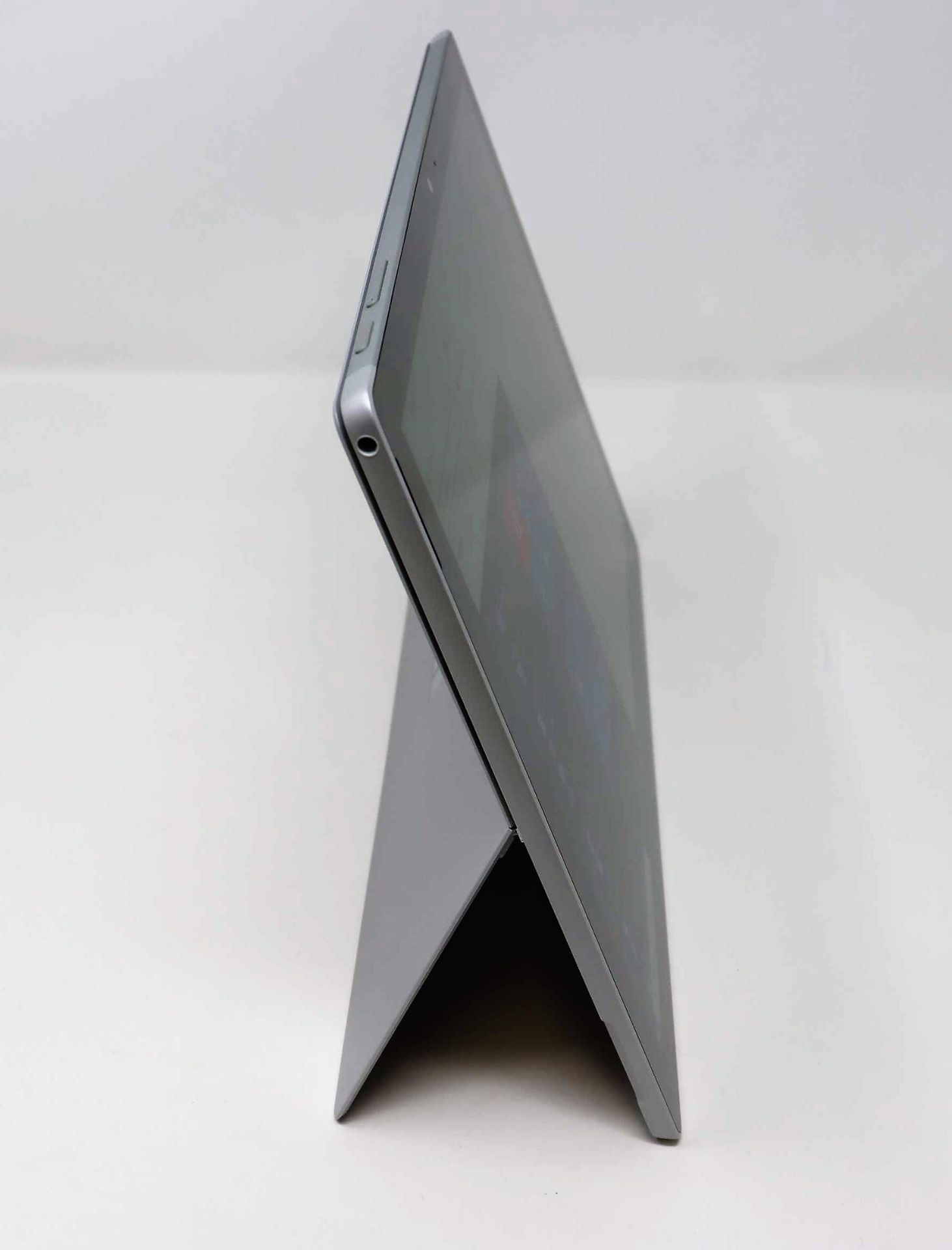 A pre-owned Microsoft Surface Pro 6 Platinum with Intel Core i5-8350U 1.70GHz, 8GB RAM, 256GB - Image 5 of 13