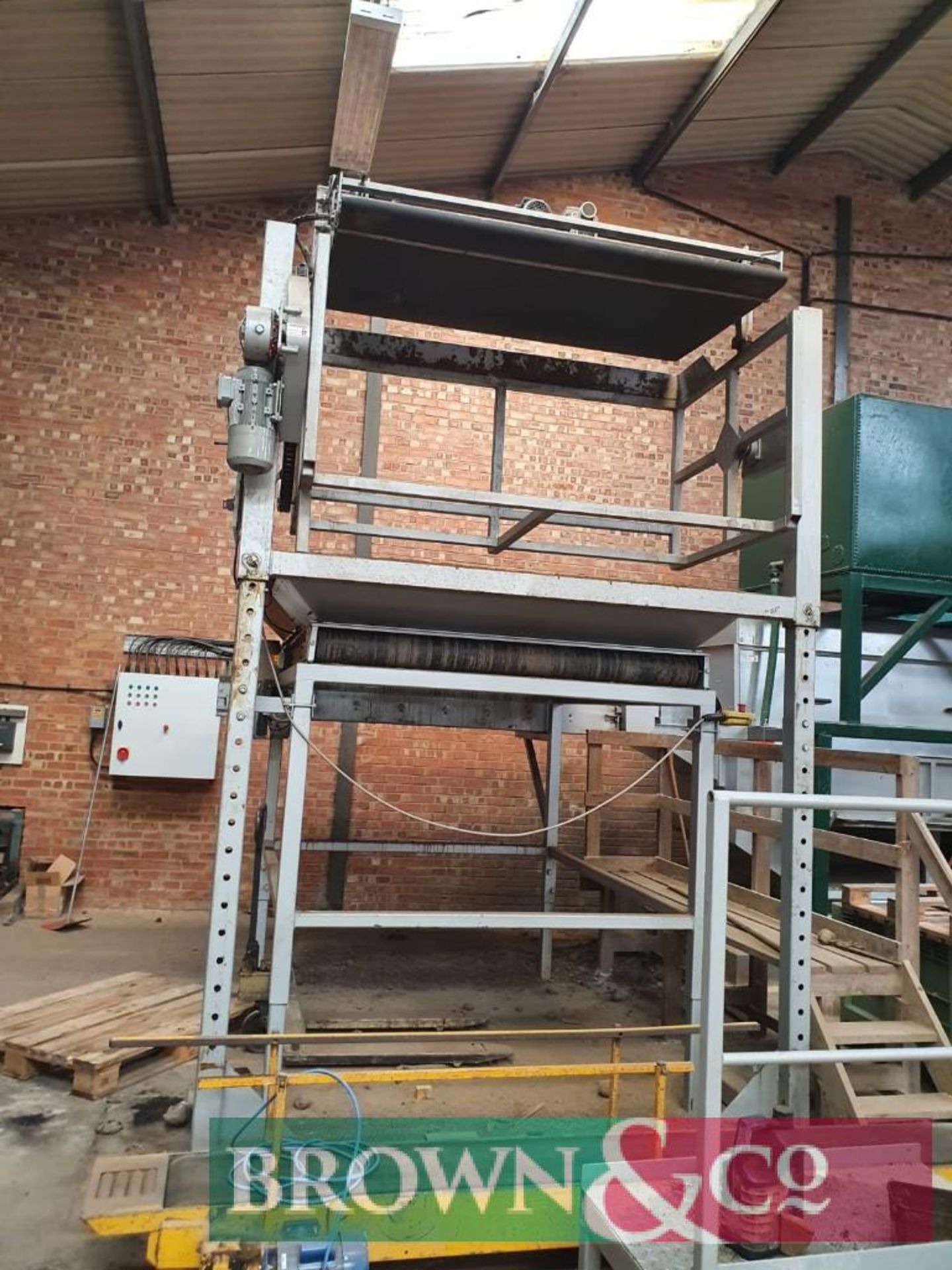 Highlift Box Tipper with Cross Conveyor