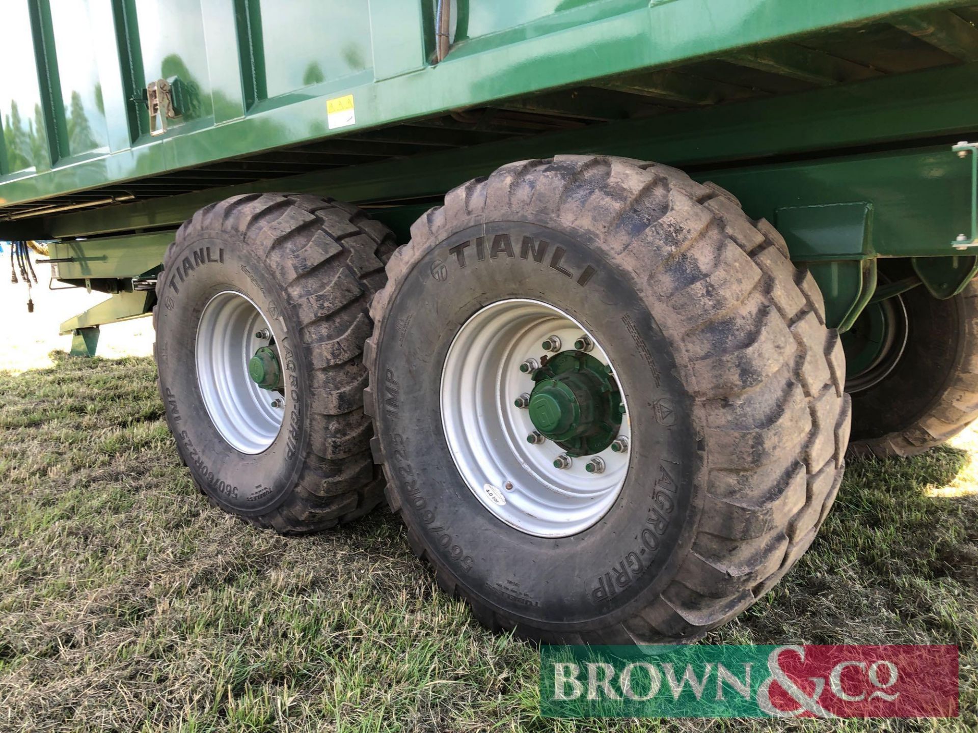 2014 Bailey 14t twin axle grain trailer with hydraulic tailgate, grain chute, sprung drawbar and - Image 4 of 10