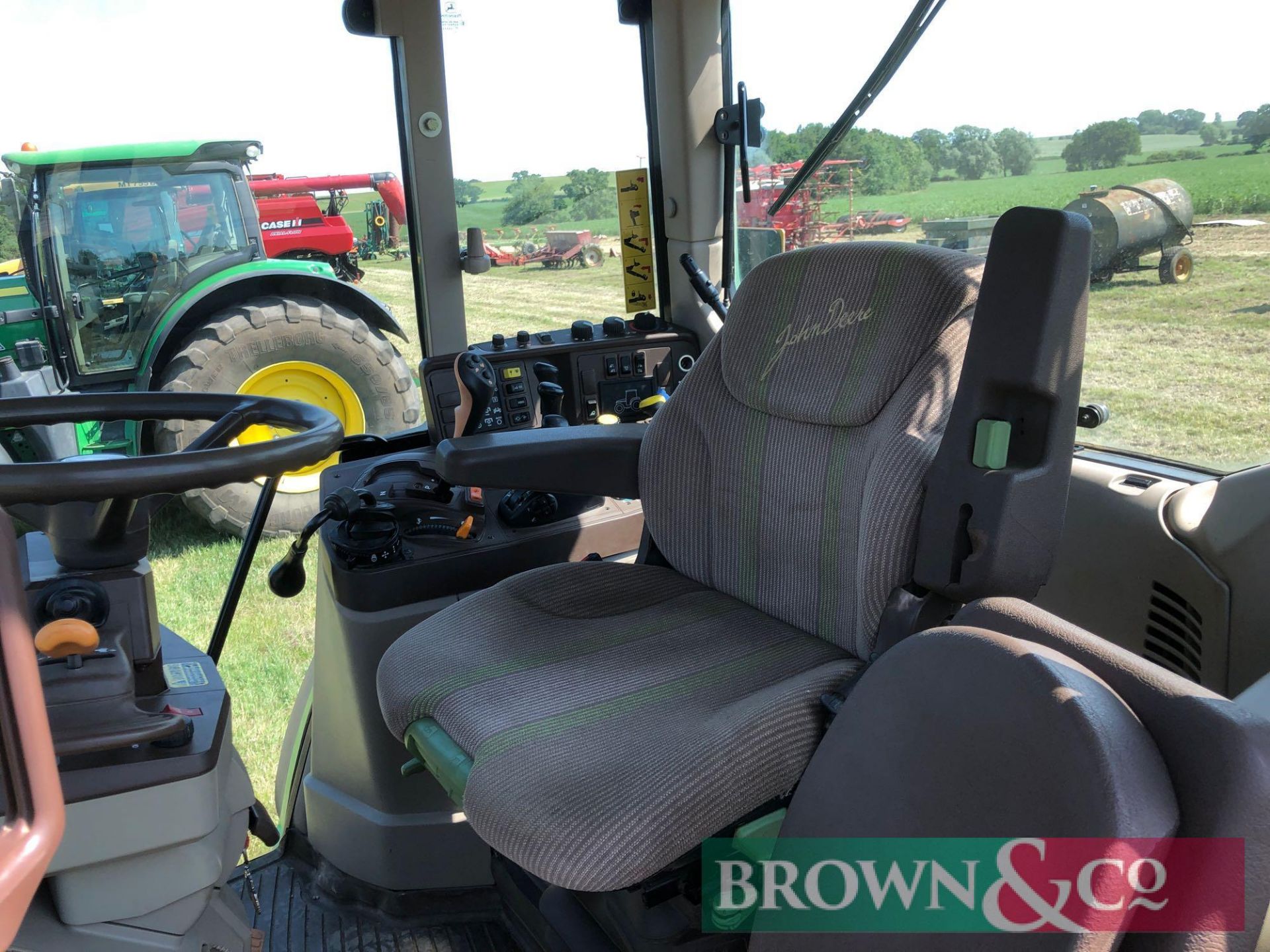 2005 John Deere 6920S 4wd tractor 40Kph Auto Quad, TLS c/w 900kg front weight on 540/65R28 front and - Image 4 of 8