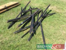 8No 1/4" braced angle iron fence posts (No VAT)