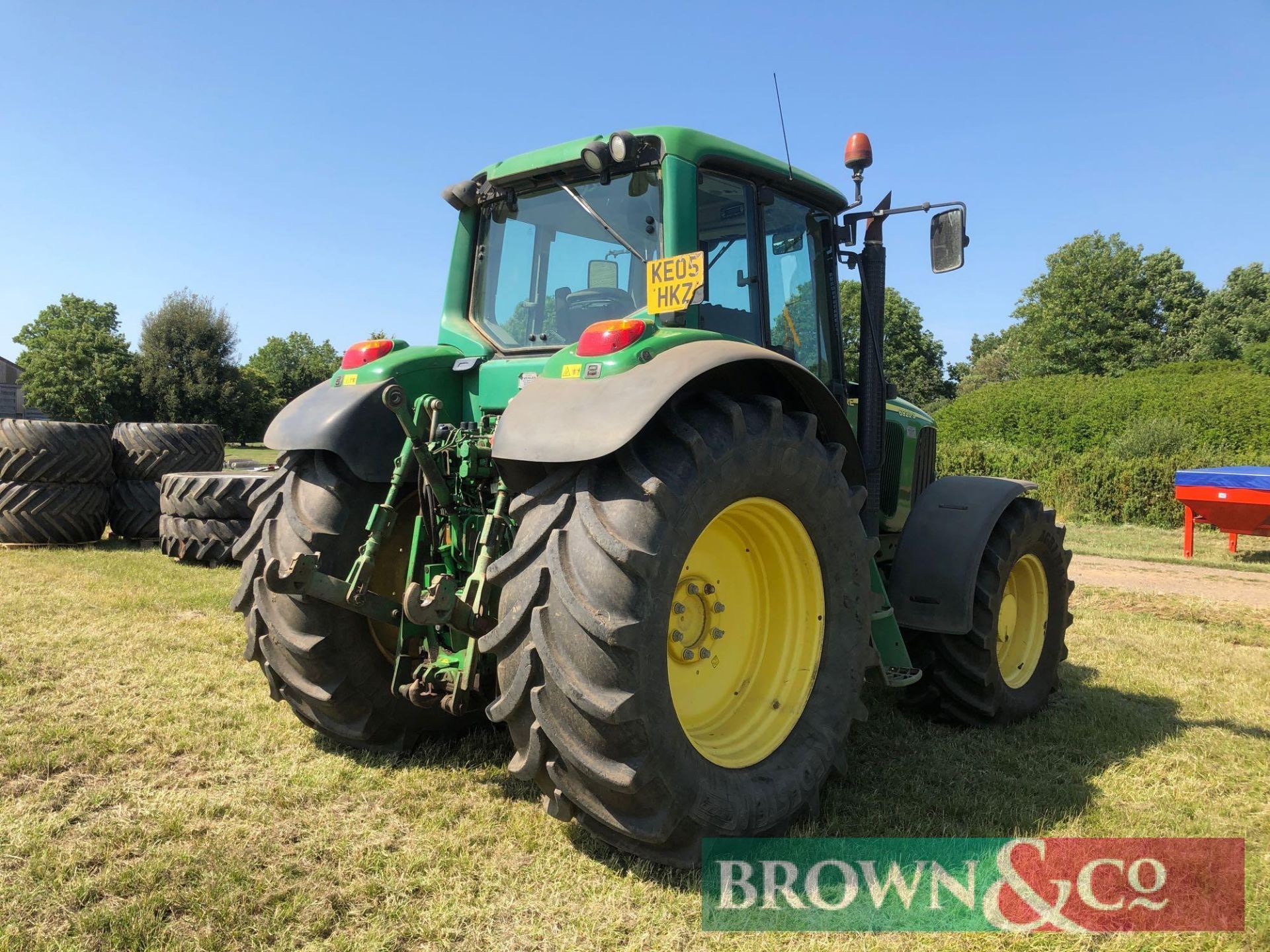 2005 John Deere 6920S 4wd tractor 40Kph Auto Quad, TLS c/w 900kg front weight on 540/65R28 front and - Image 3 of 8