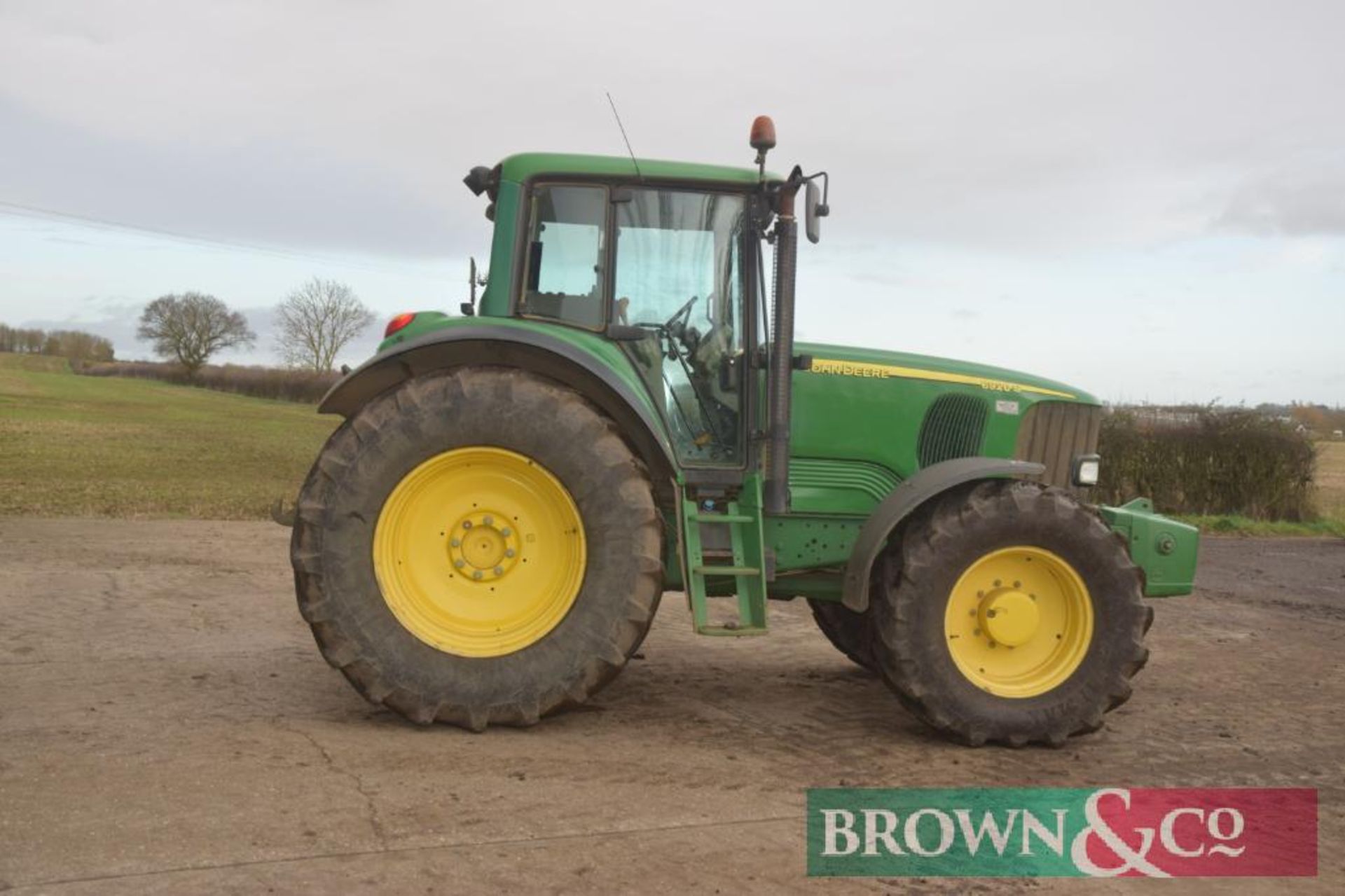 2005 John Deere 6920S 4wd tractor 40Kph Auto Quad, TLS c/w 900kg front weight on 540/65R28 front and - Image 7 of 8