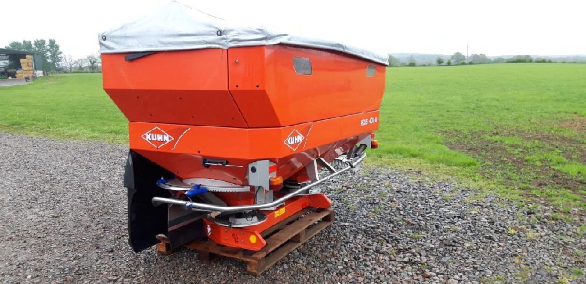 Kuhn Axis 40.1 W Weigh Cell Fertiliser Spreader - Image 4 of 14