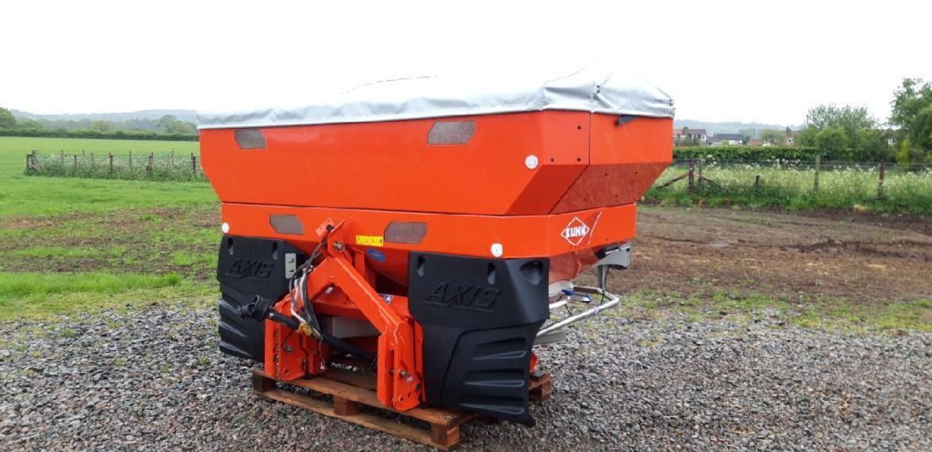 Kuhn Axis 40.1 W Weigh Cell Fertiliser Spreader - Image 2 of 14