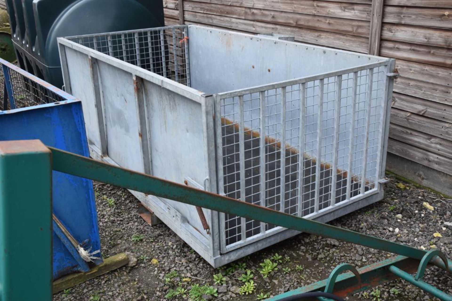 Metal livestock transfer box with pallet tine attachments. - Bild 3 aus 3
