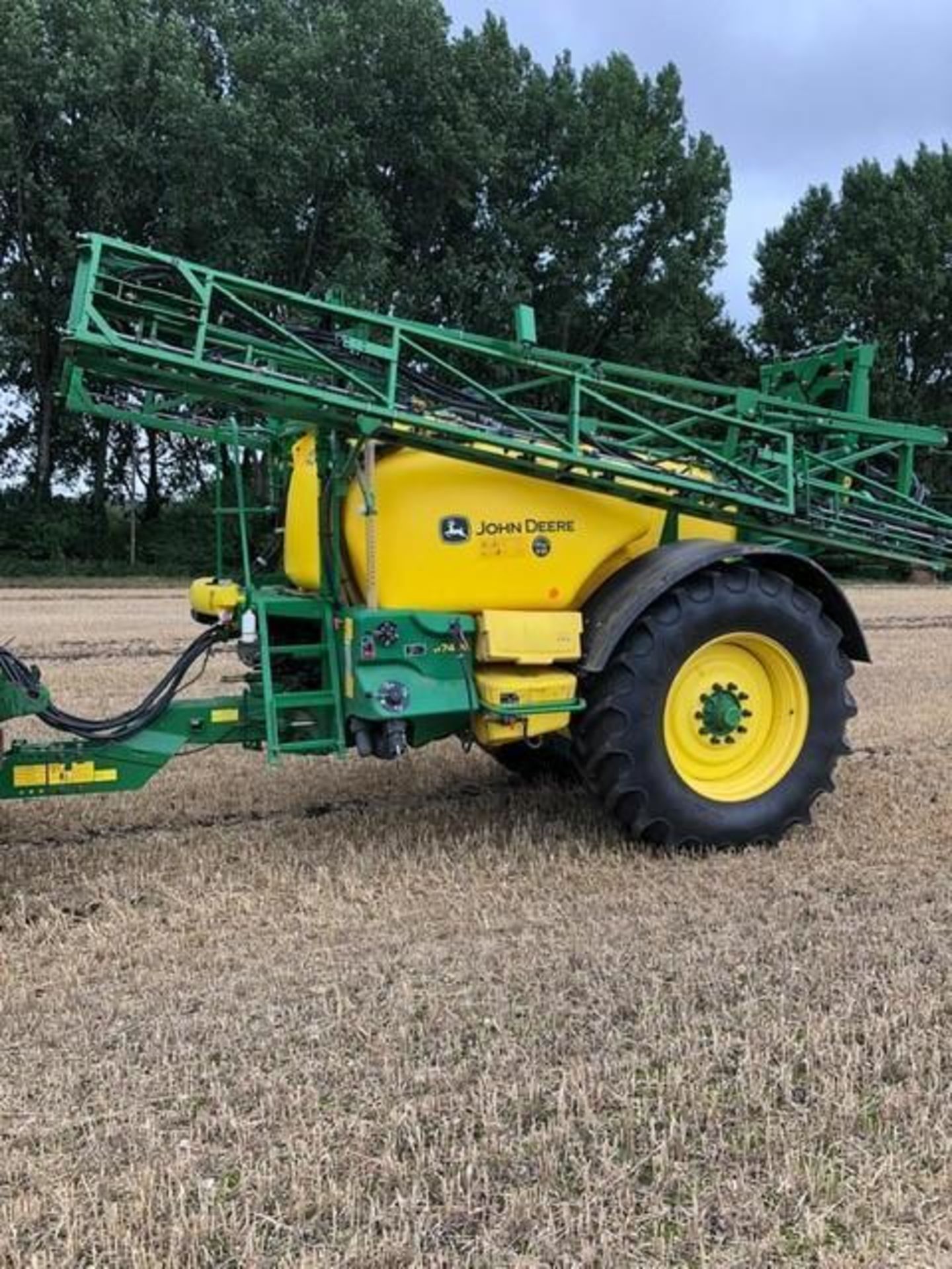 2017 John Deere M740i 24m trailed sprayer, 4000l tank on 520/85R38 wheels and tyres. Hectares: c.12, - Image 2 of 14