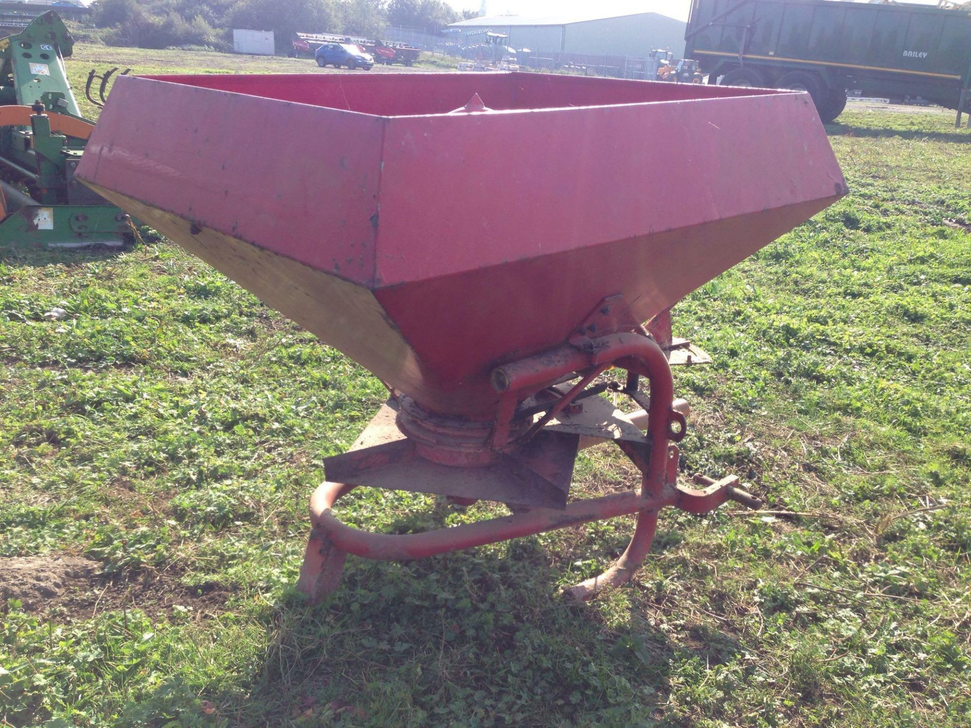 MF10 fertiliser spreader s/n MF10 QBA 6122. NO VAT. - Image 3 of 4