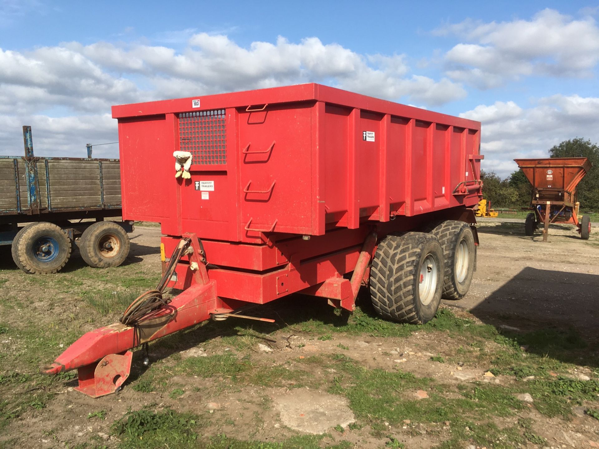 2010 Triffitt scissor lift 7t (approx) trailer. Stainless steel lined.