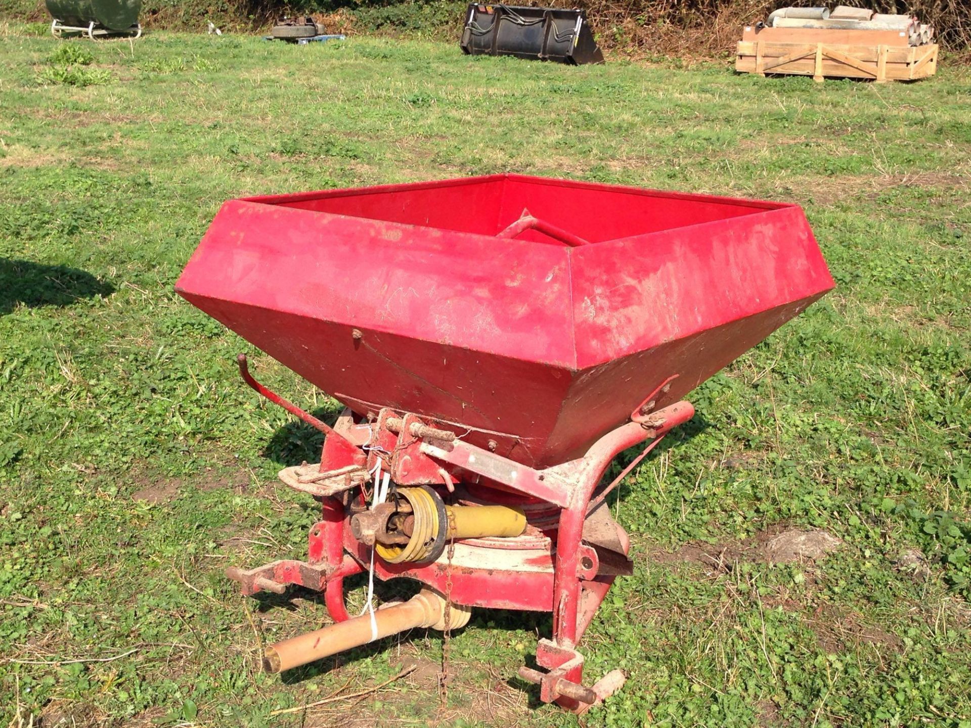 MF10 fertiliser spreader s/n MF10 QBA 6122. NO VAT. - Image 2 of 4