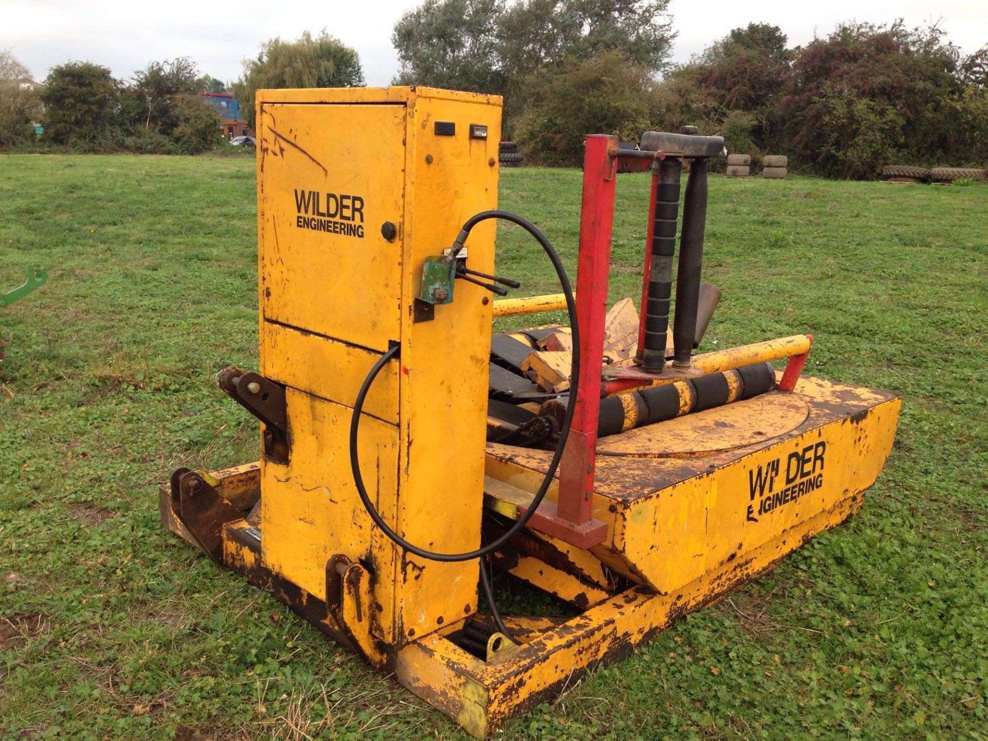 Wilder Engineering Bale Wrapper, manually operated static round bale wrapper. 3 point linkage mounte - Image 2 of 5