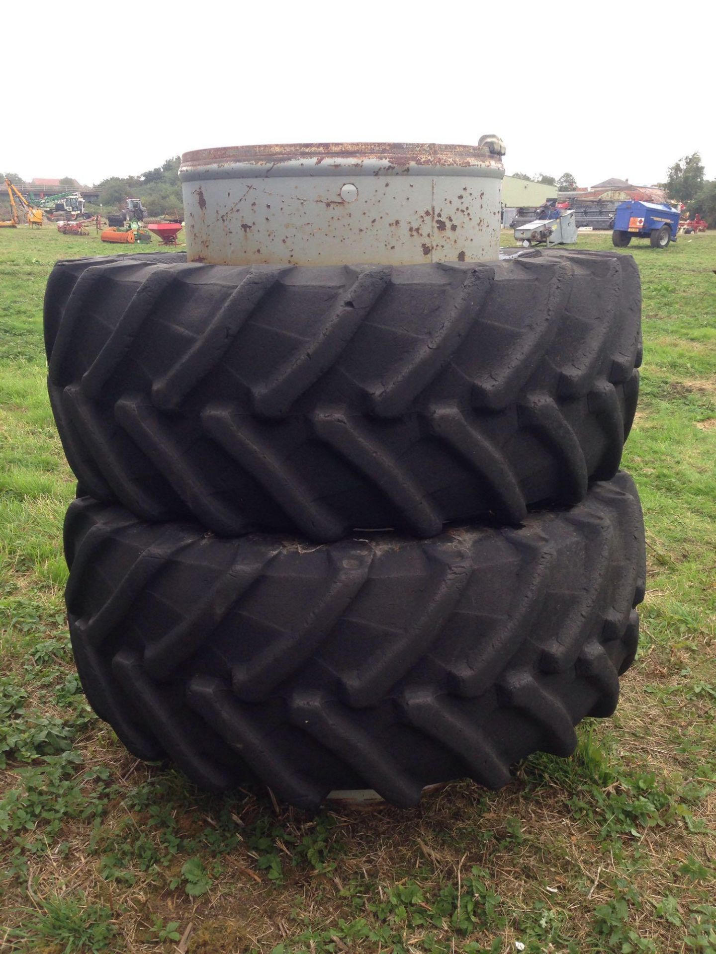 600/65R 34 Stocks dual wheels & clamps - Image 3 of 5