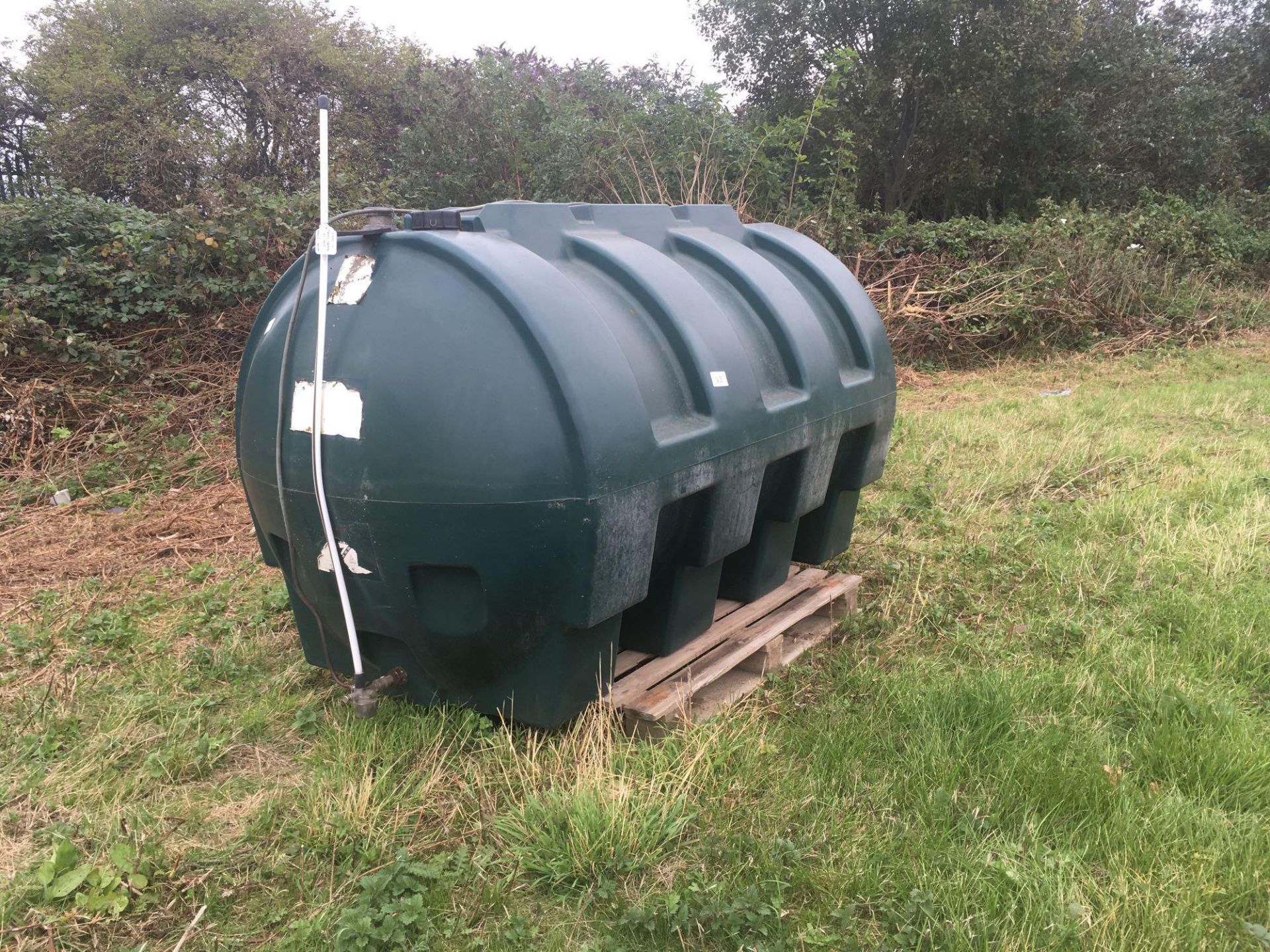 2004 plastic heating oil tank 2000L - Image 3 of 6