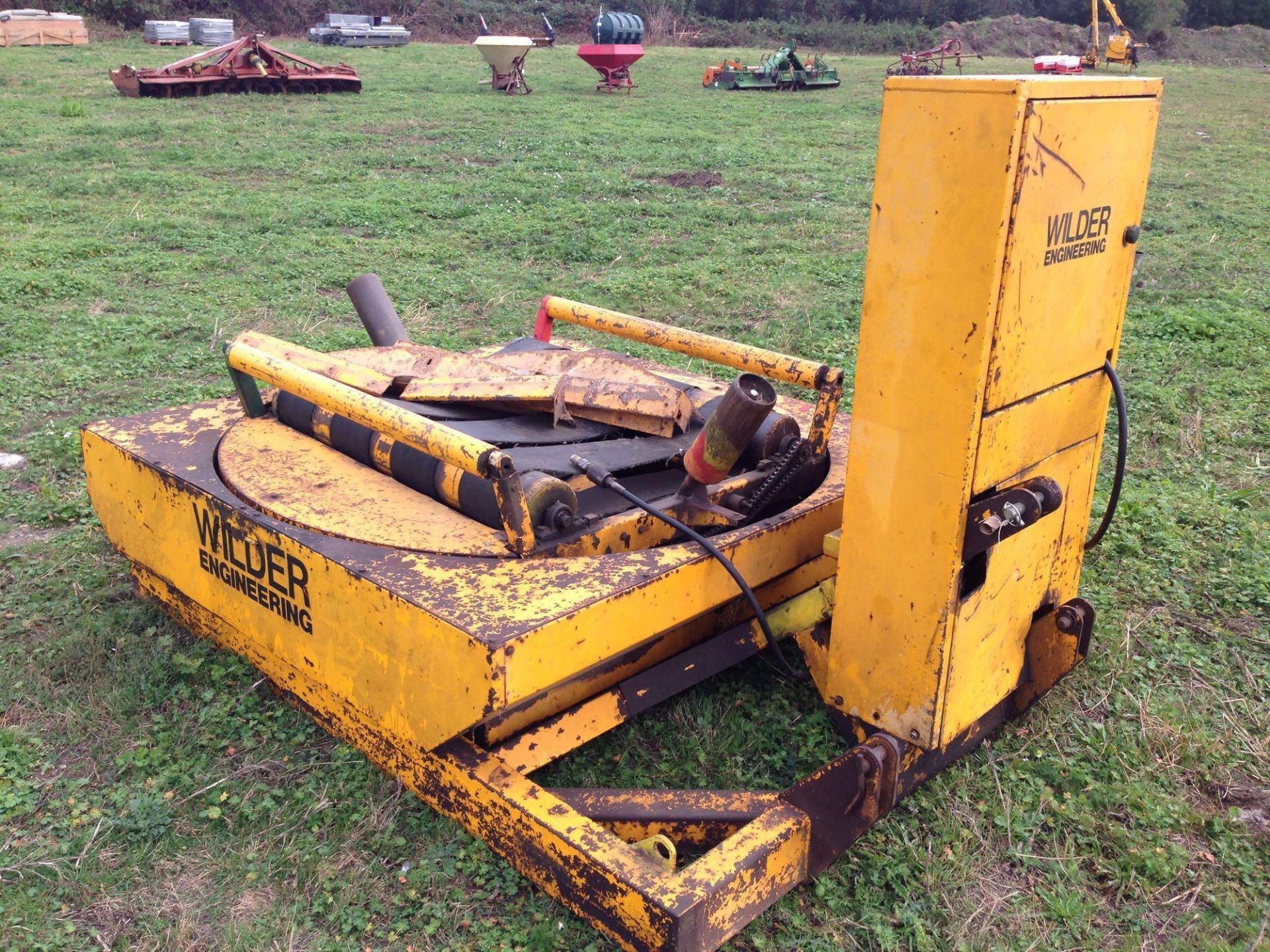 Wilder Engineering Bale Wrapper, manually operated static round bale wrapper. 3 point linkage mounte - Image 3 of 5