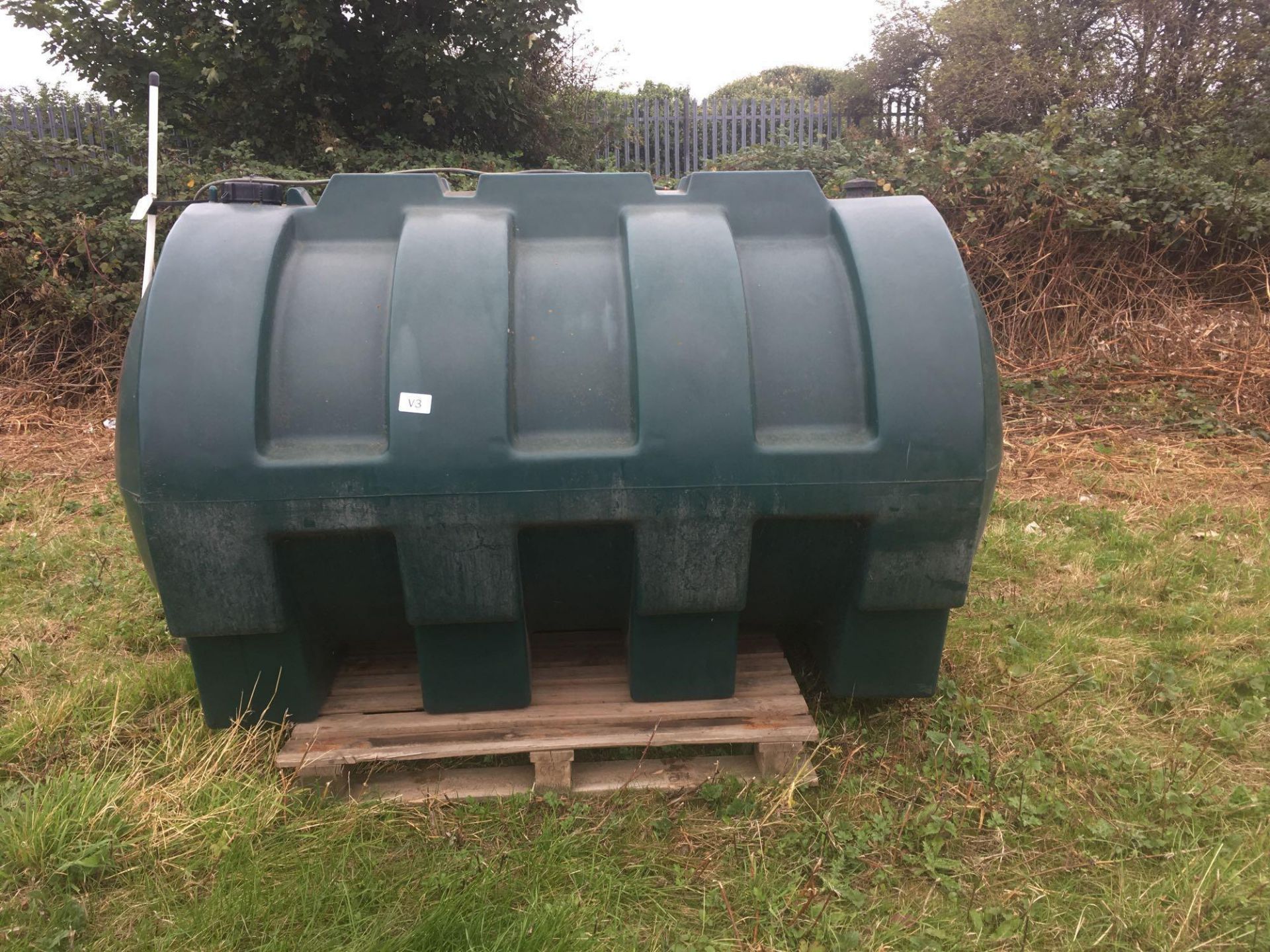 2004 plastic heating oil tank 2000L - Image 2 of 6