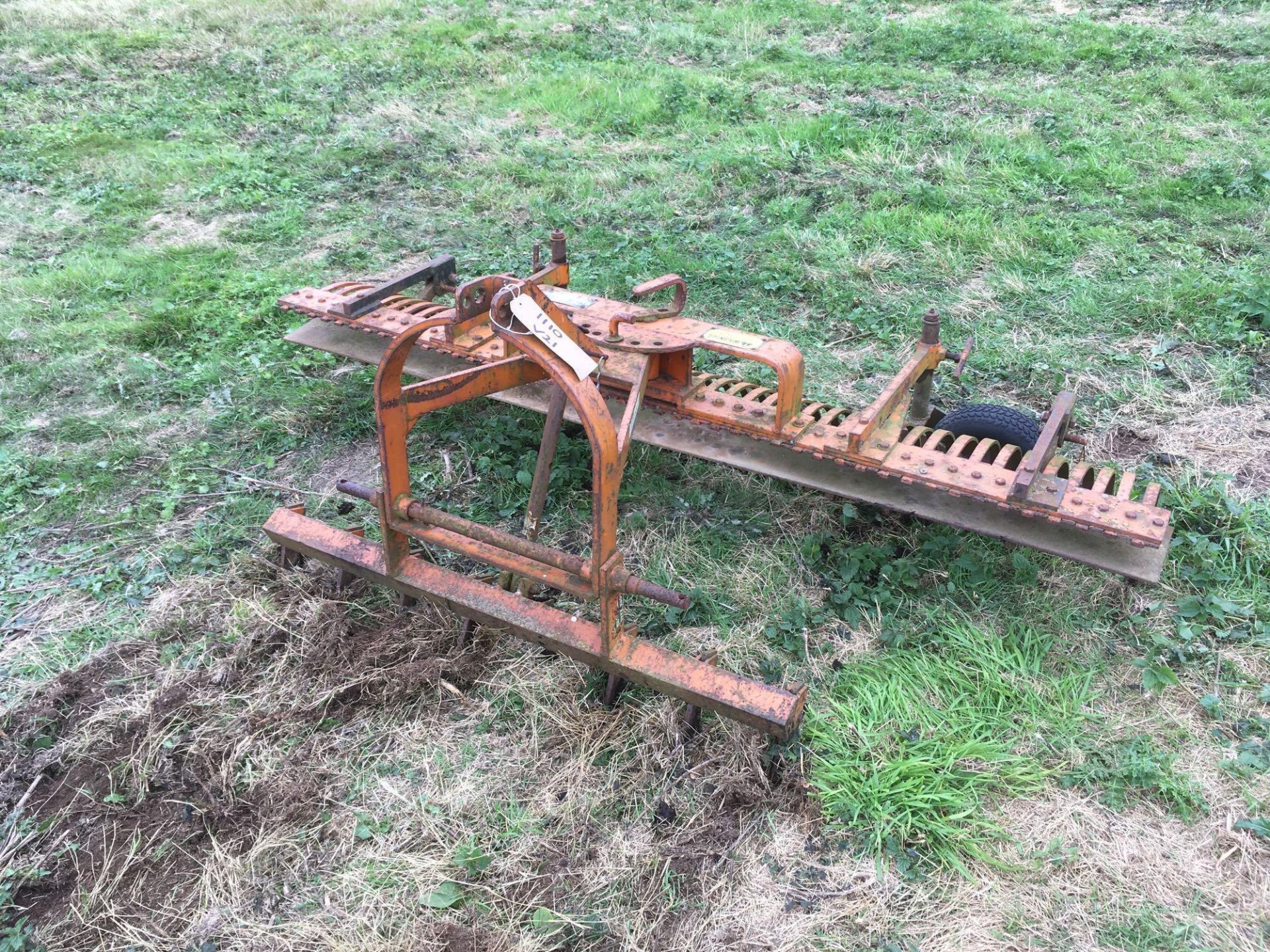 York rake for compact tractor 6' width, c/w optional grader bar & scarifying teeth (1 missing). - Image 2 of 5