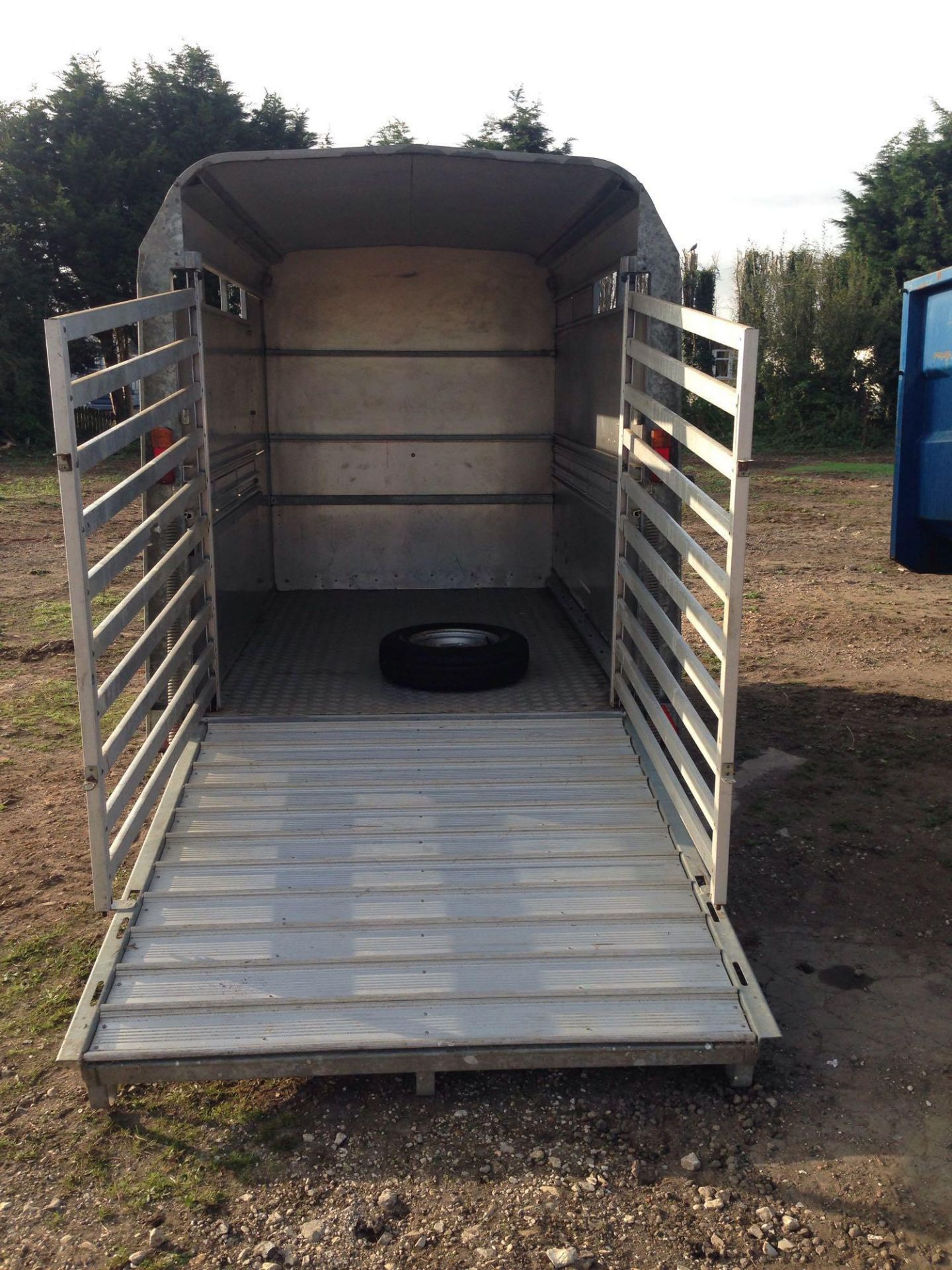 Ifor Williams TA5G-8 twin axle livestock trailer, sprung tailgate. Complete with spare wheel. - Image 3 of 4
