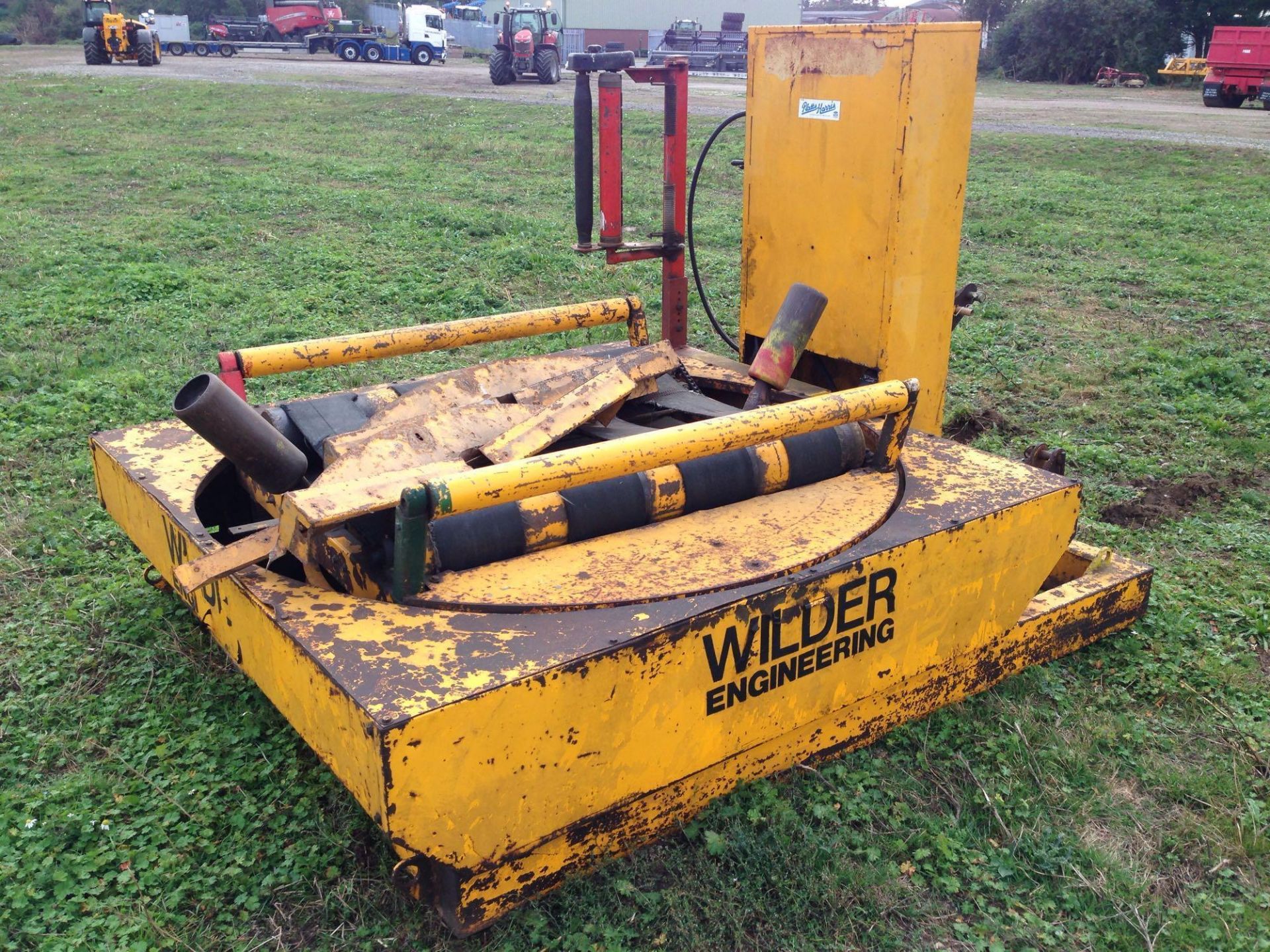 Wilder Engineering Bale Wrapper, manually operated static round bale wrapper. 3 point linkage mounte - Image 4 of 5