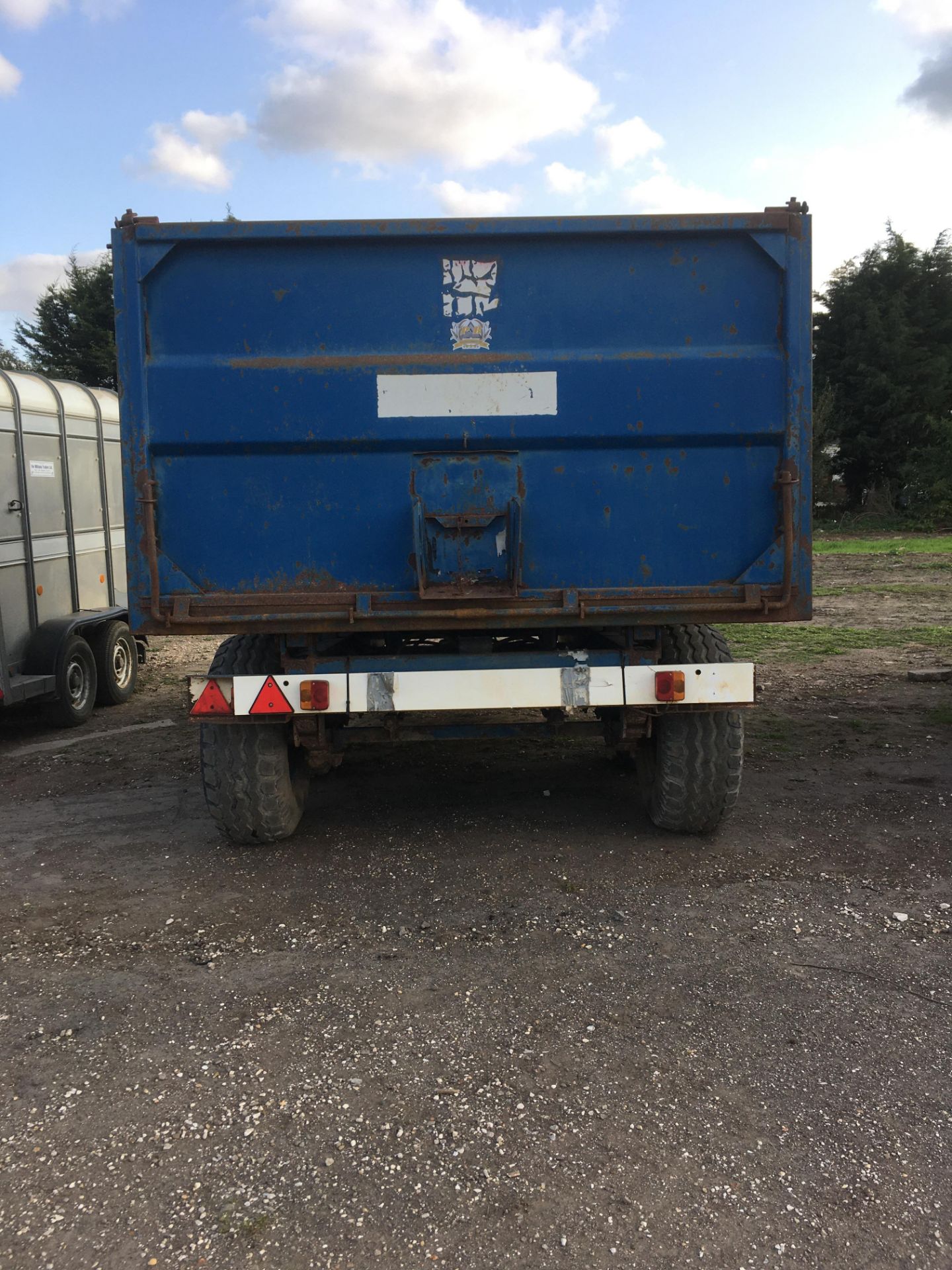 1987 Marston 8 tonne grain trailer c/w manual rear door, grain chute - Image 4 of 6