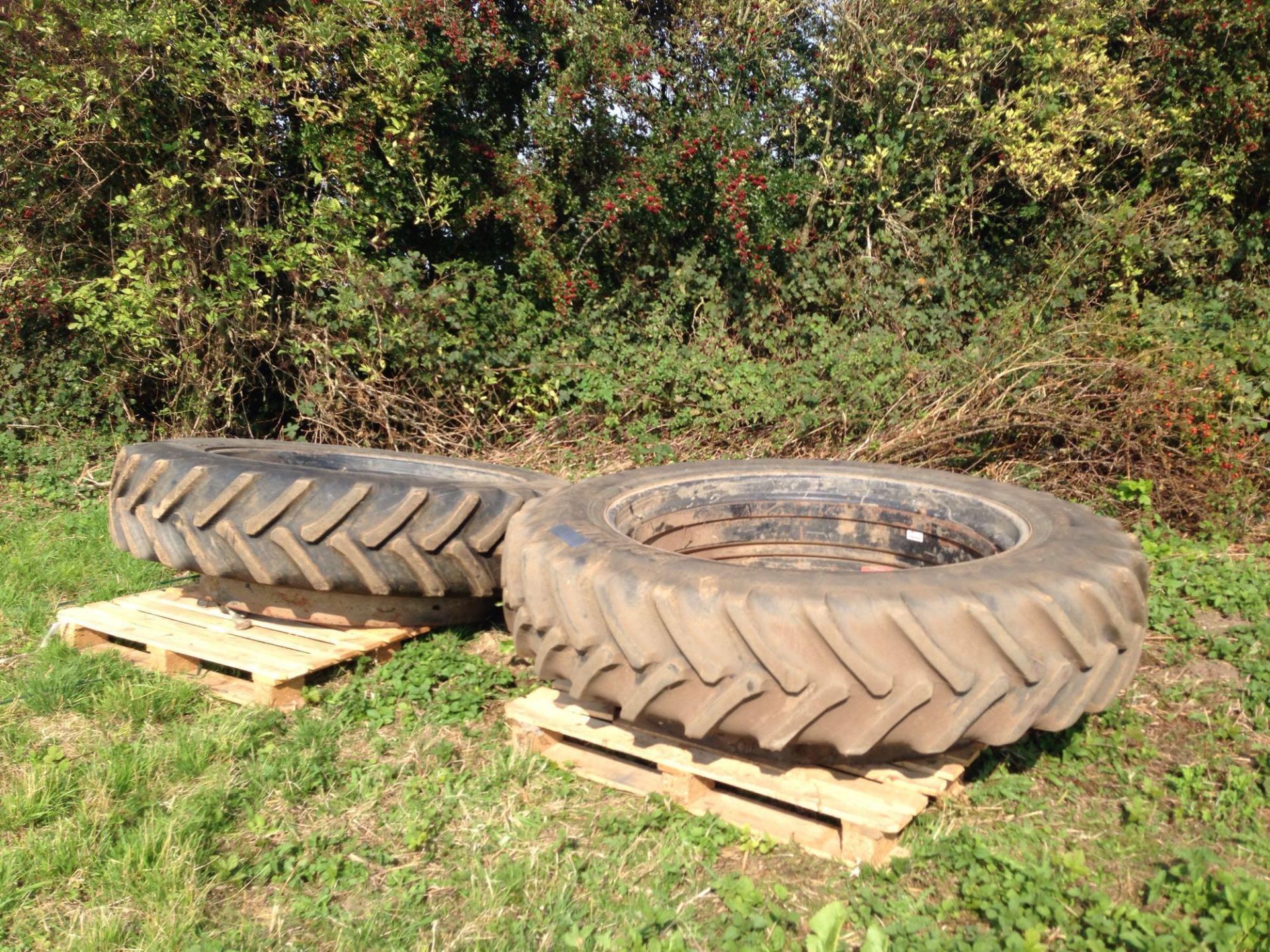 2 set row crop wheels for Class tractor. 14.9 R46. - Image 2 of 6