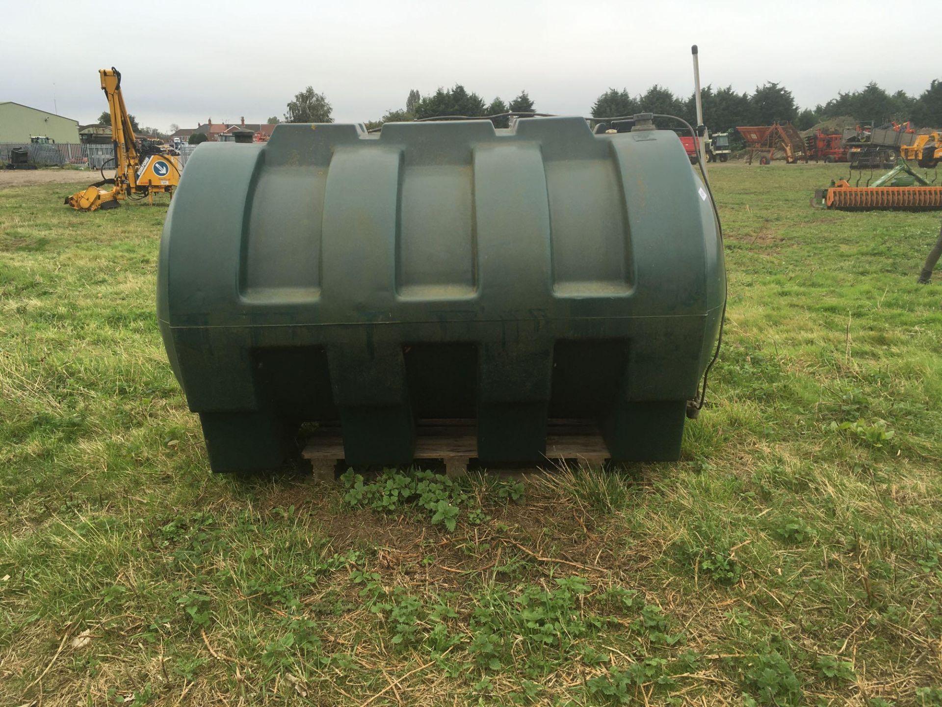 2004 plastic heating oil tank 2000L - Image 4 of 6