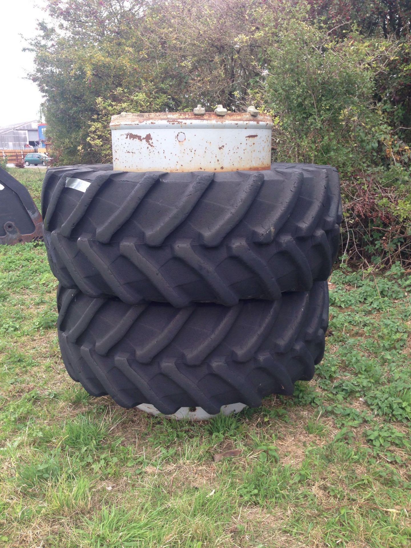 600/65R 34 Stocks dual wheels & clamps - Image 2 of 5