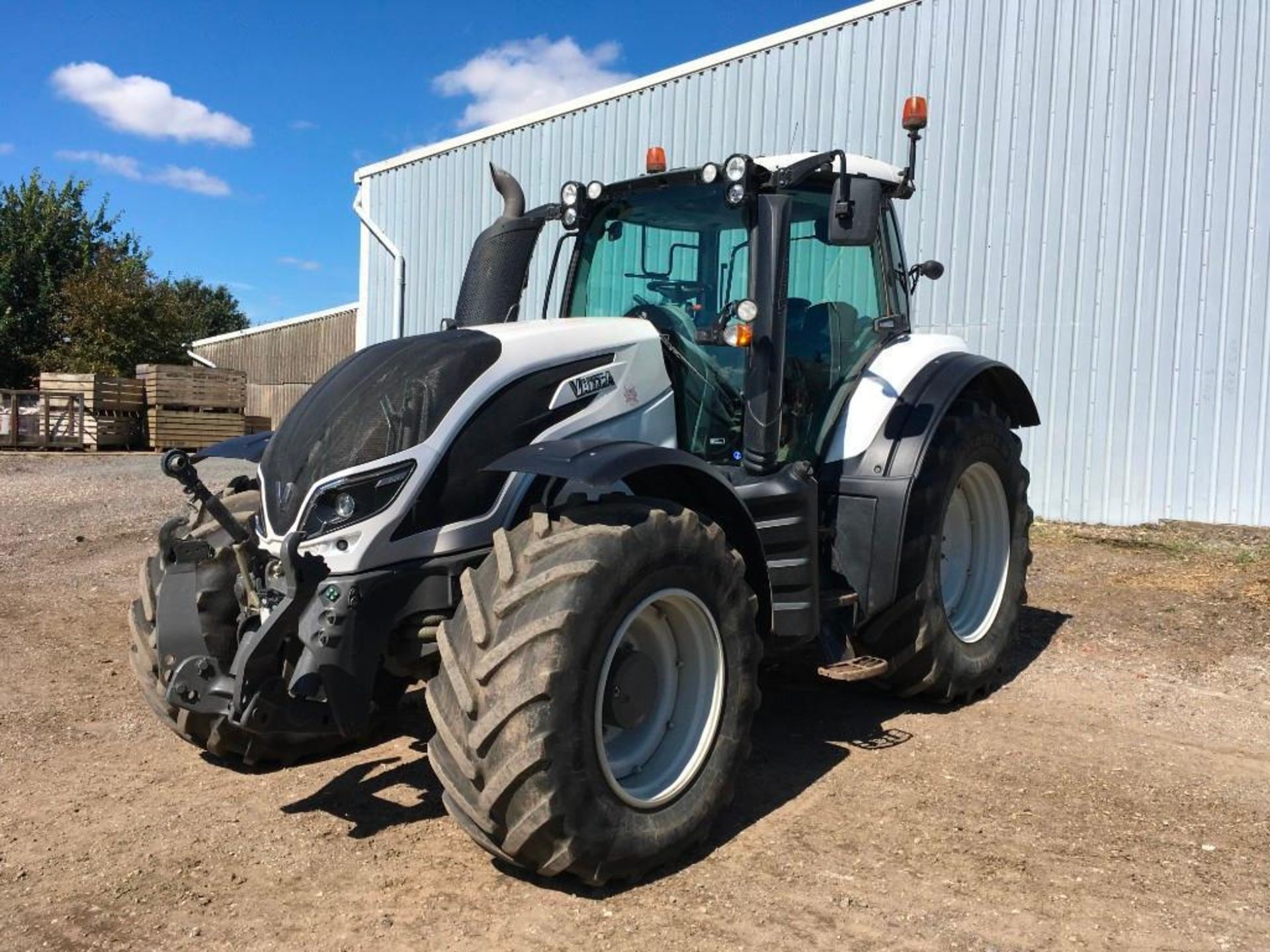 2015 Valtra T174 Versu 50kph tractor, powershift transmission, air suspension, 2 front and 4 rear sp - Image 5 of 15