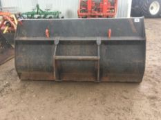 Grain bucket with Manitou fittings