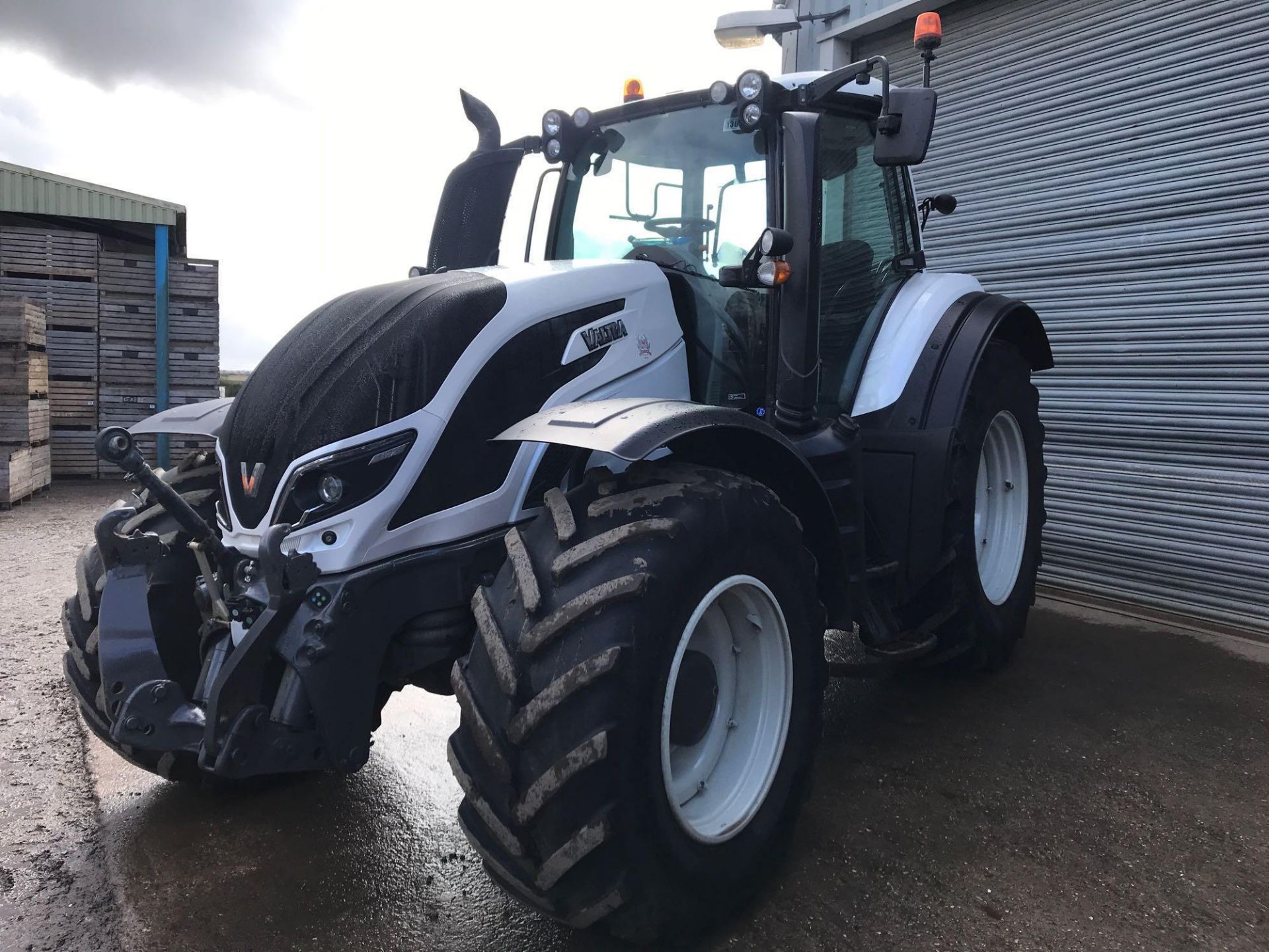 2015 Valtra T174 Versu 50kph tractor, powershift transmission, air suspension, 2 front and 4 rear sp - Image 2 of 15