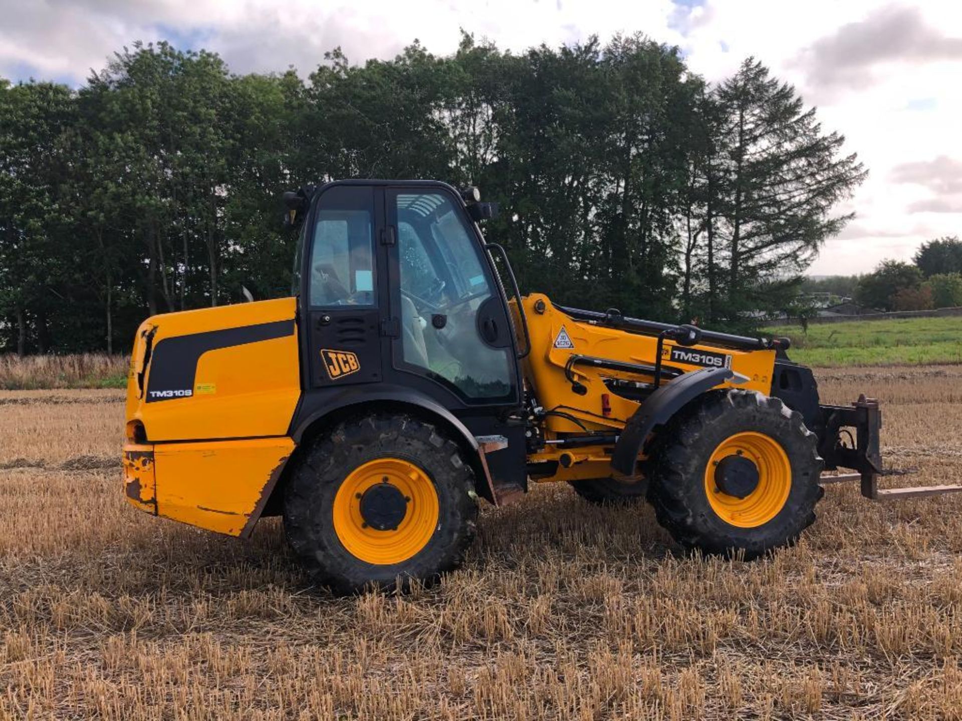 2010 JCB TM310S Agri pivot steer materials handler on 460/70R42 wheels and tyres with pallet tines, - Image 10 of 15