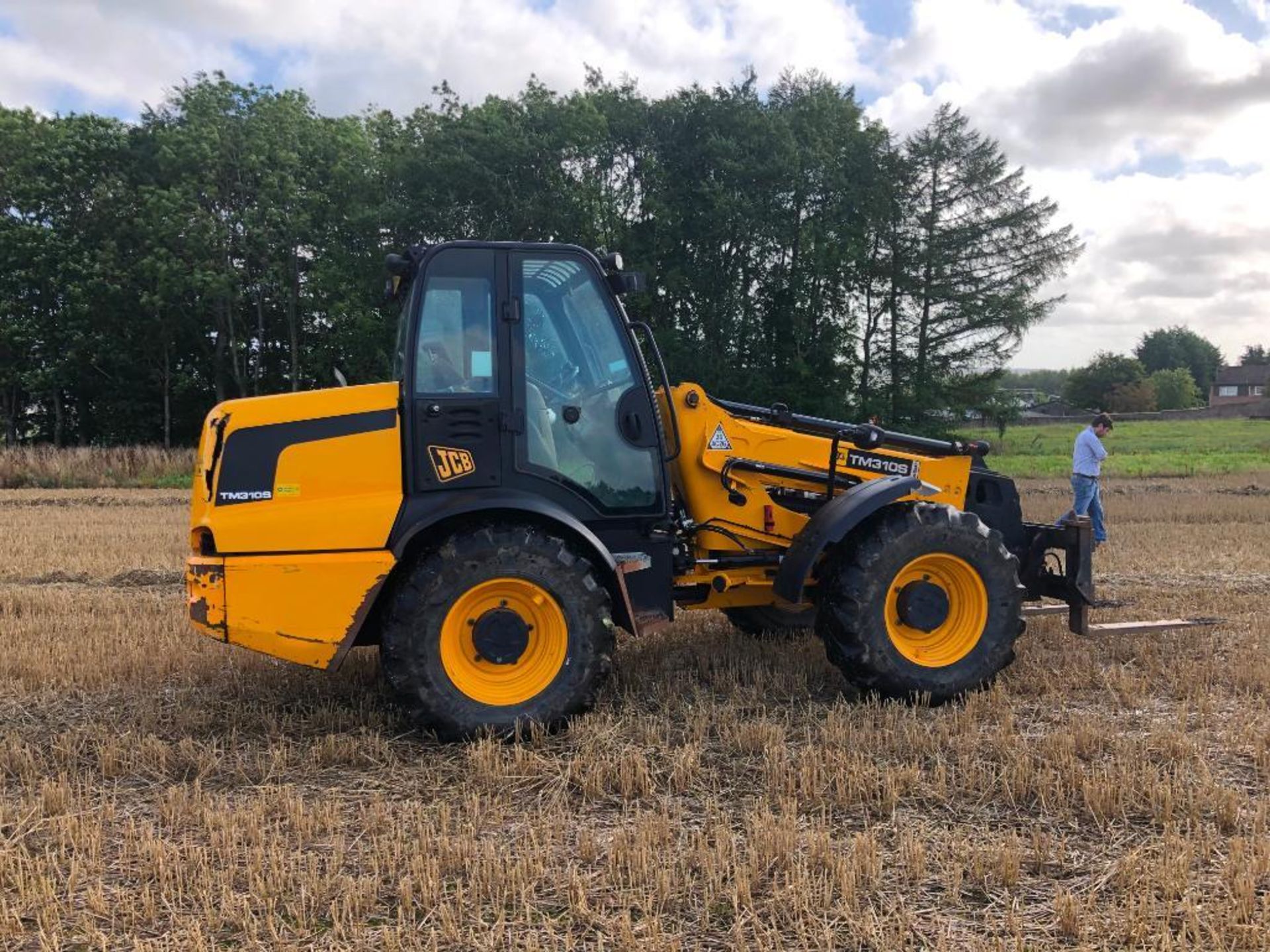 2010 JCB TM310S Agri pivot steer materials handler on 460/70R42 wheels and tyres with pallet tines, - Image 9 of 15
