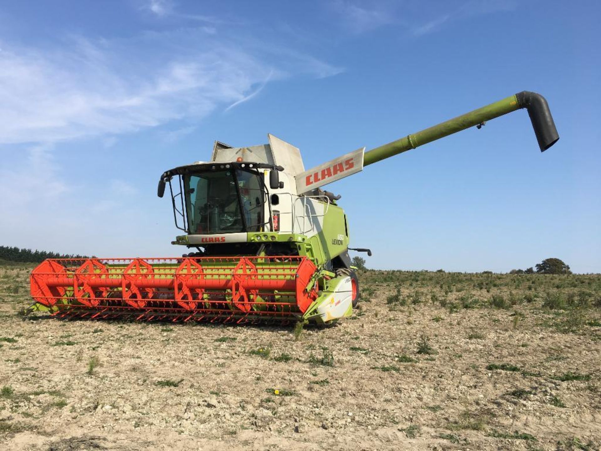 2014 Claas Lexion 650 combine harvester with V660 (22ft) header and header trolley with side knife a - Image 16 of 26