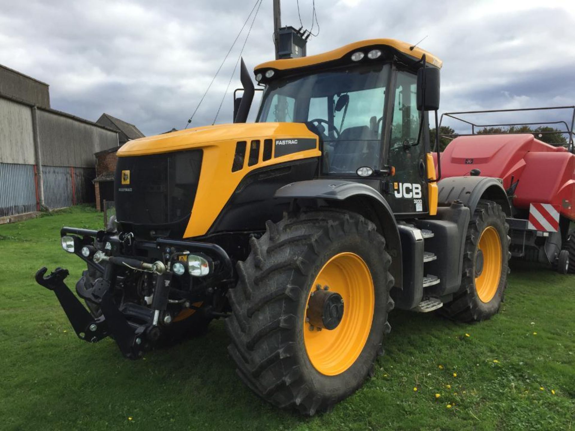 2017 JCB Fastrac 3230 Xtra 65Kph 4WD tractor with Zuidberg front linkage, 4 electric spool valves, a - Image 4 of 24