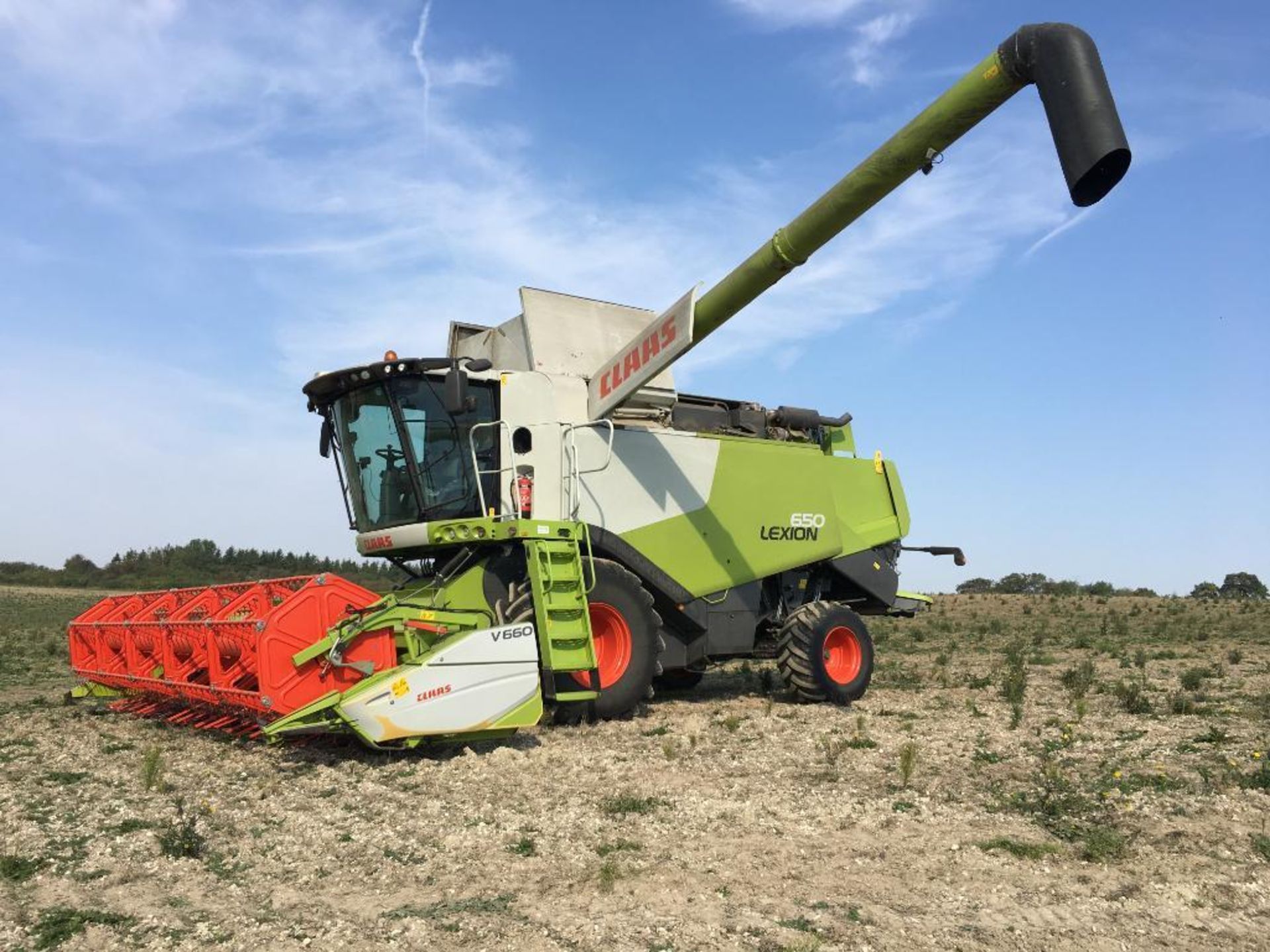2014 Claas Lexion 650 combine harvester with V660 (22ft) header and header trolley with side knife a - Image 19 of 26