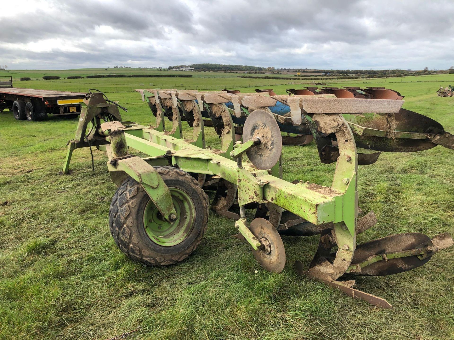 Dowdeswell DP6 6 furrow (5+1) semi-mounted reversible plough with trash boards. Serial No: 11434944 - Image 3 of 3