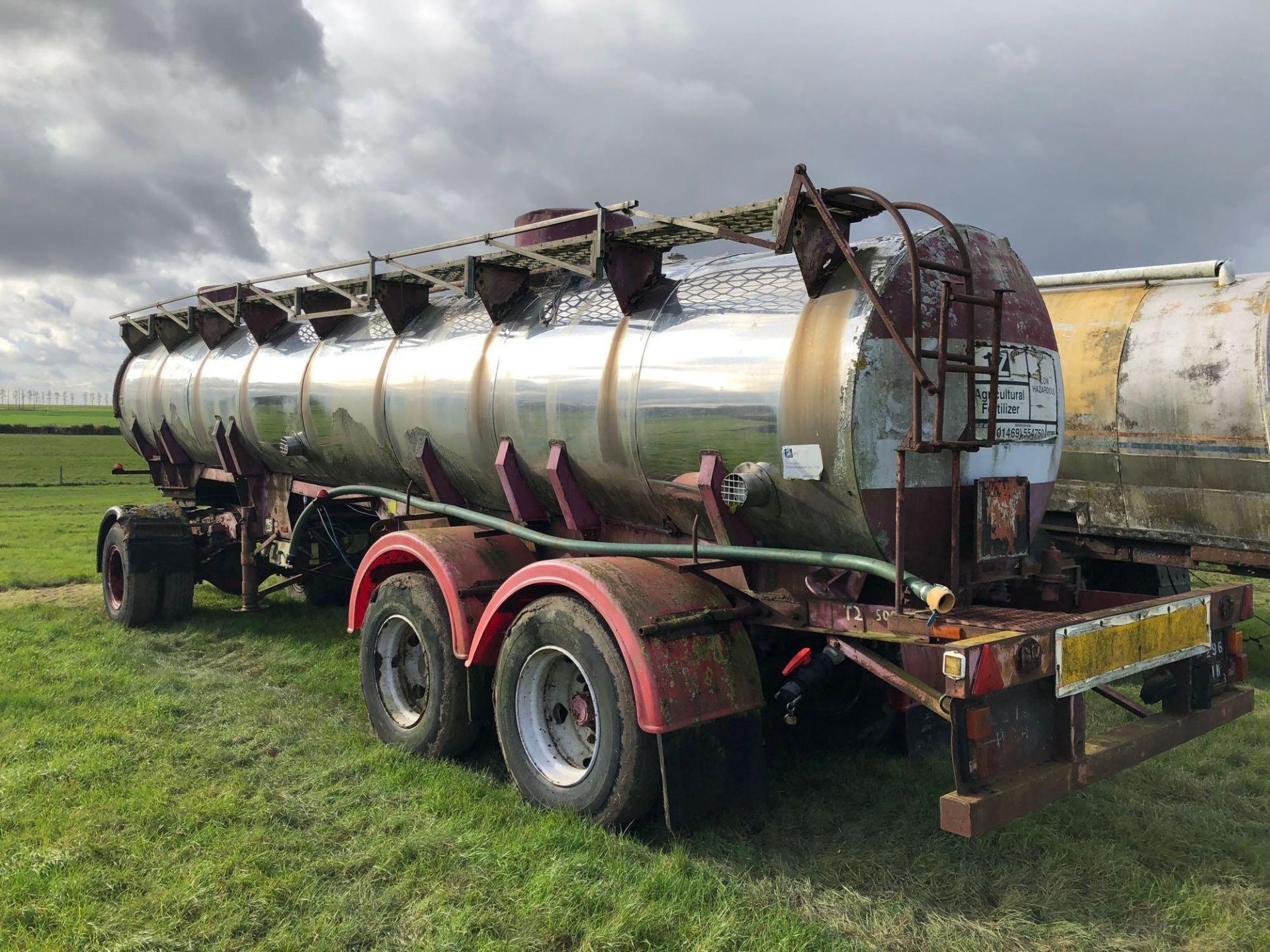 Stainless steel two compartment twin axle tanker with dolly approx. 15,000 litres used for liquid fe - Image 4 of 4