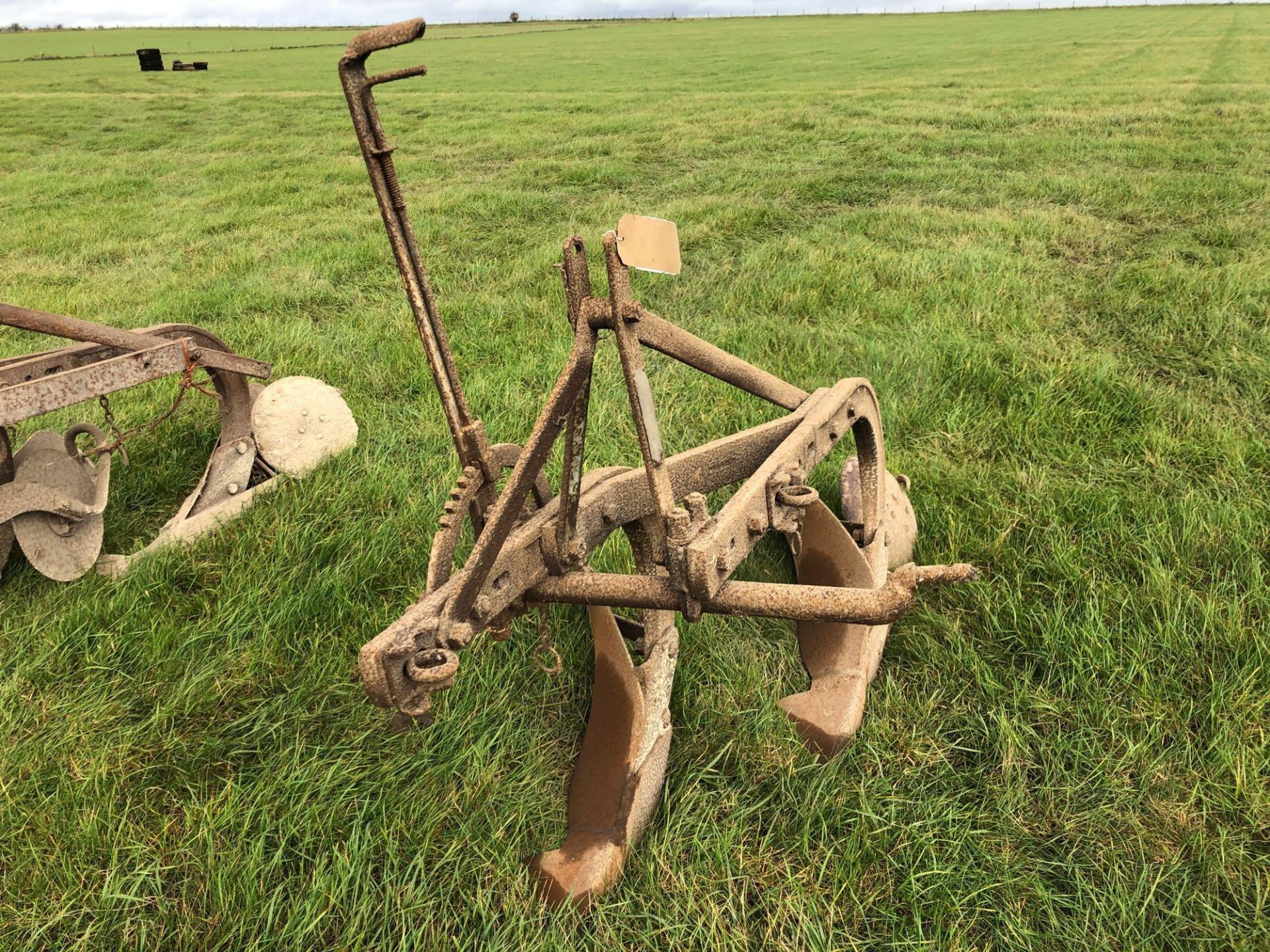 Ferguson 2 furrow linkage mounted conventional plough - Image 2 of 2