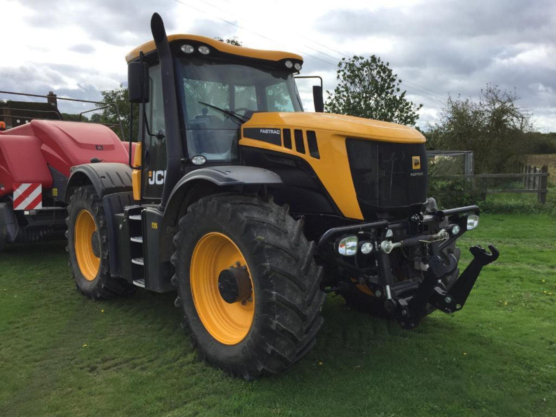 2017 JCB Fastrac 3230 Xtra 65Kph 4WD tractor with Zuidberg front linkage, 4 electric spool valves, a - Image 7 of 24