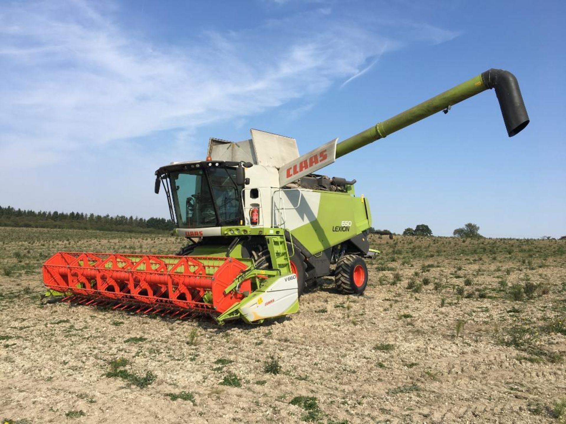 2014 Claas Lexion 650 combine harvester with V660 (22ft) header and header trolley with side knife a - Image 17 of 26