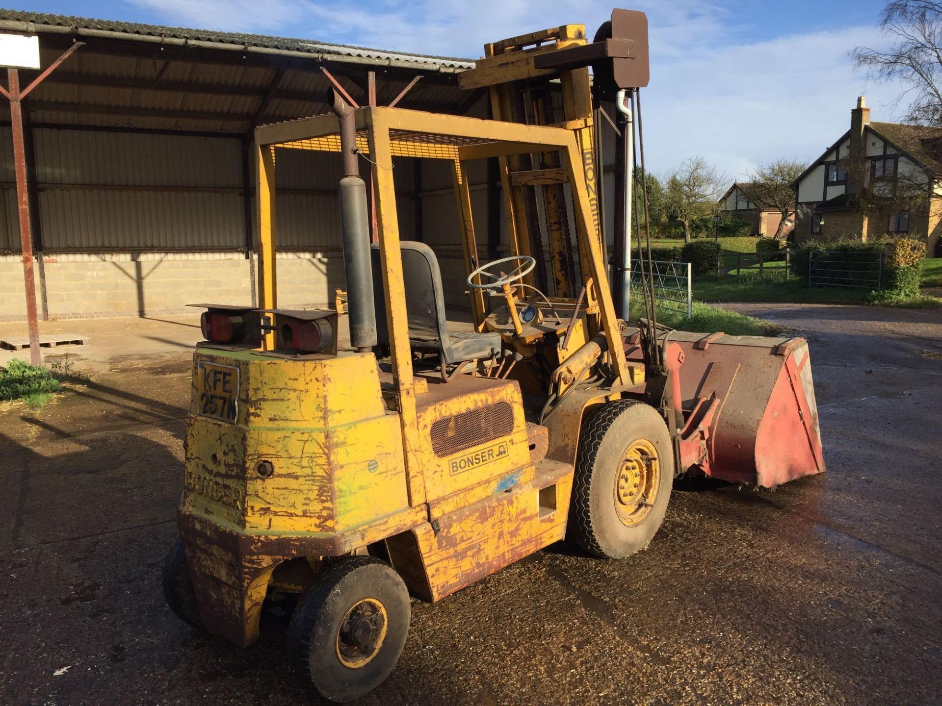 1975 Bonser masted forklift with grain bucket and pallet tines. Reg No: KFE 257N. Hours: 14,892 - Image 2 of 2