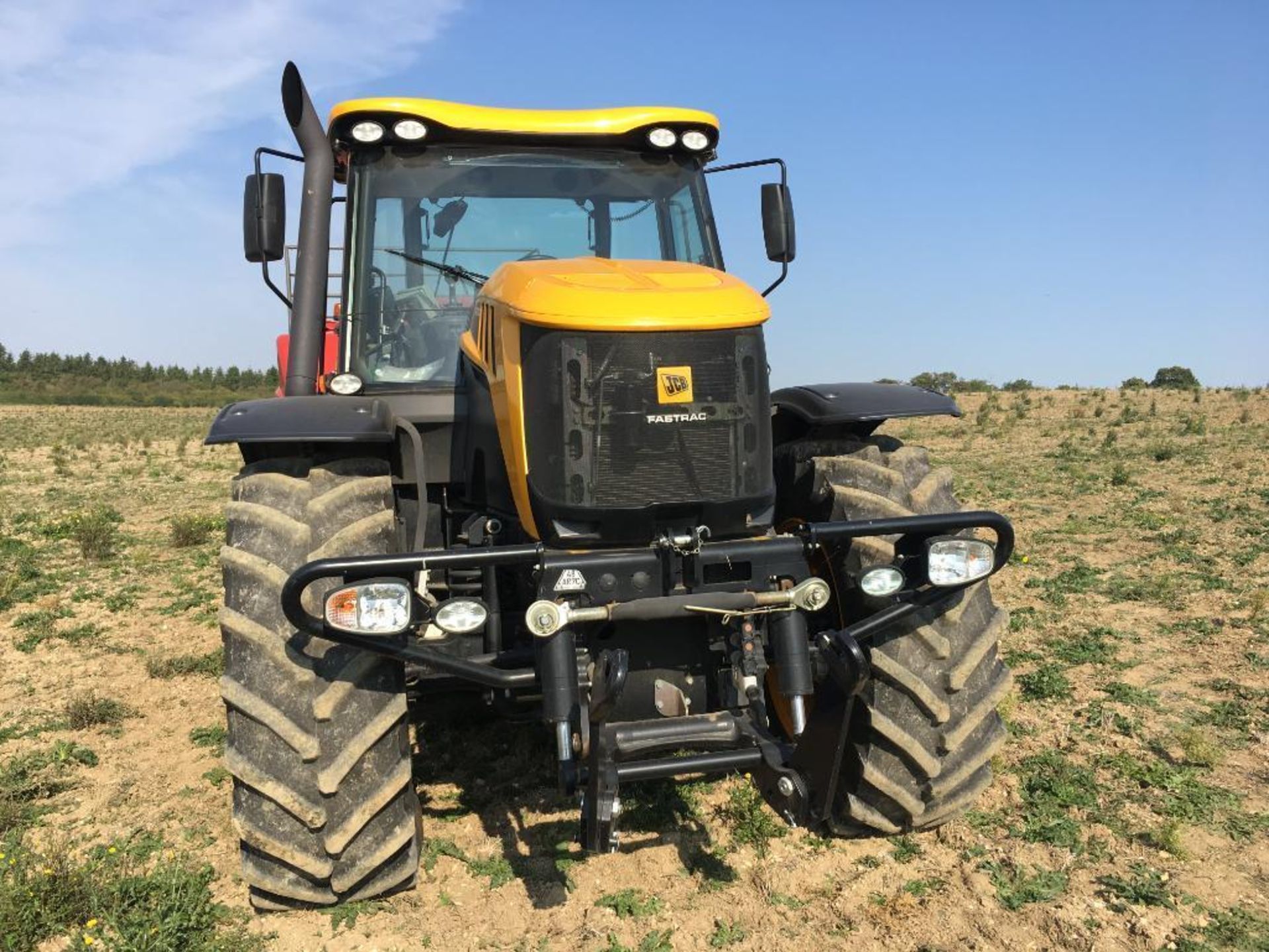 2017 JCB Fastrac 3230 Xtra 65Kph 4WD tractor with Zuidberg front linkage, 4 electric spool valves, a - Image 18 of 24