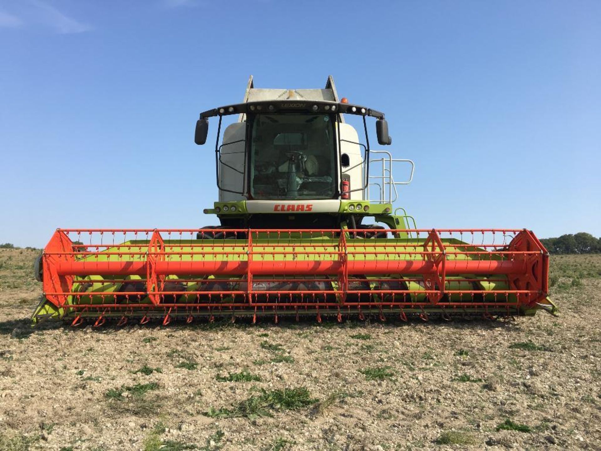 2014 Claas Lexion 650 combine harvester with V660 (22ft) header and header trolley with side knife a - Image 14 of 26