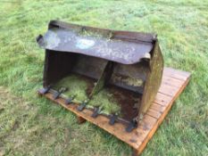 Front digger bucket with teeth to suit Massey Ferguson 203B