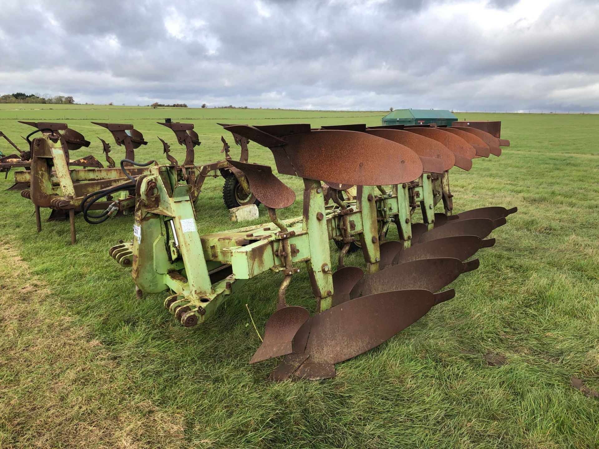 1982 Dowdeswell DP15F (4+1) reversible offset crawler plough. Serial No: 31234382 - Image 2 of 3