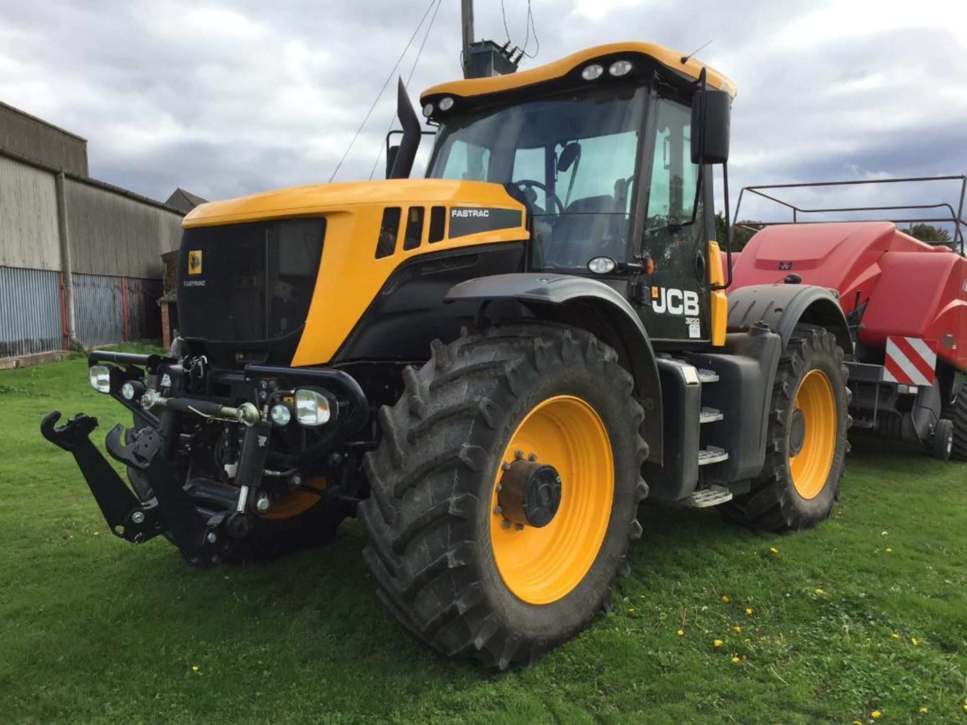 2017 JCB Fastrac 3230 Xtra 65Kph 4WD tractor with Zuidberg front linkage, 4 electric spool valves, a - Image 5 of 24