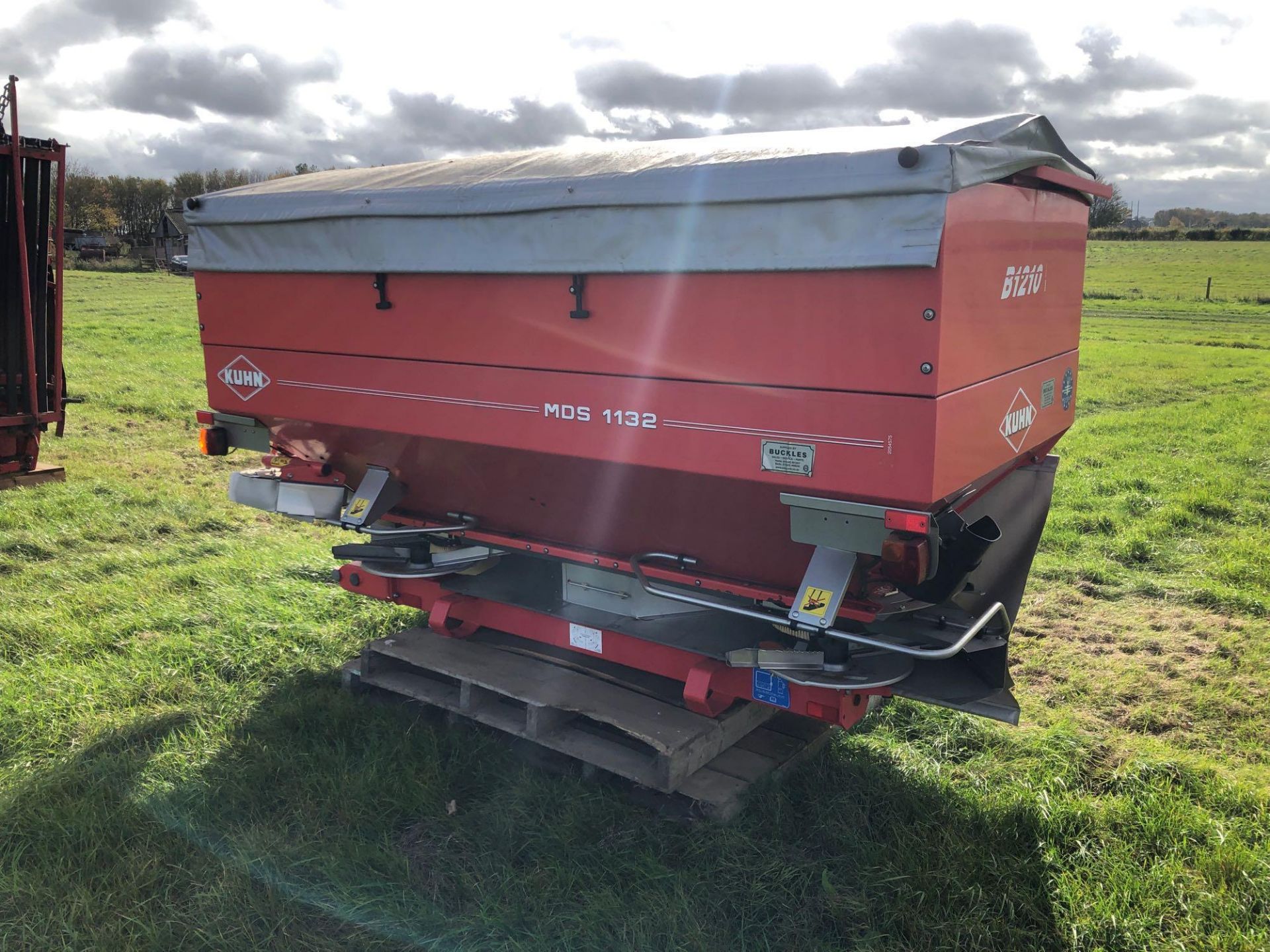 2003 Kuhn MDS1132 fertiliser spreader with Kuhn B1210 extension hopper and cover with headland limit - Image 3 of 4