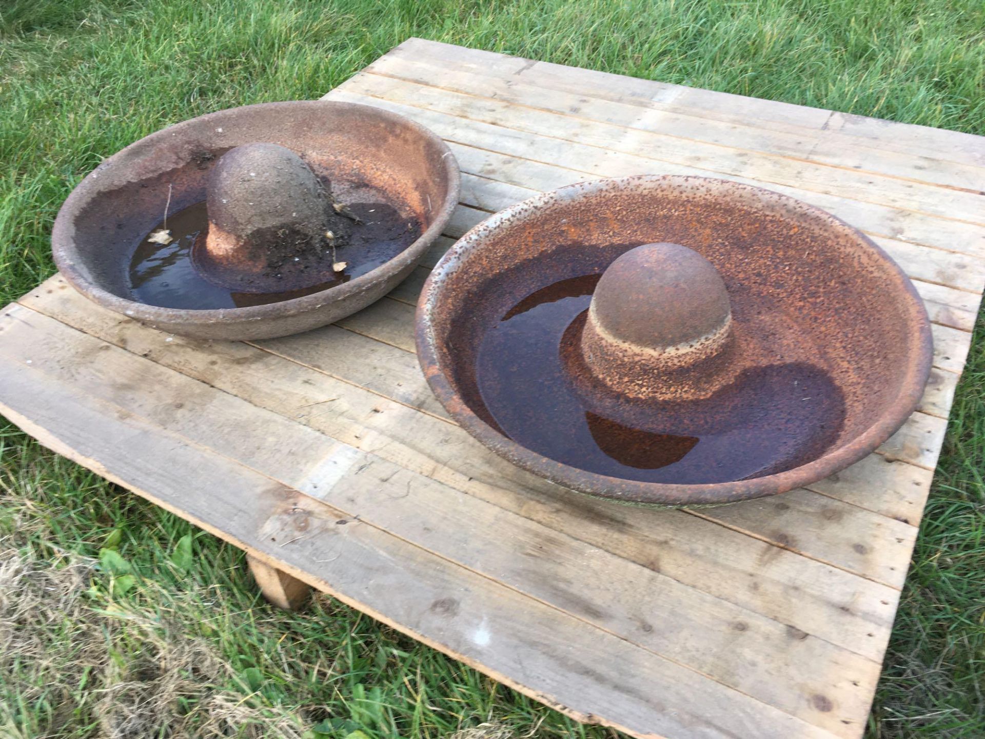 Cast iron circular feed trough - Image 2 of 2